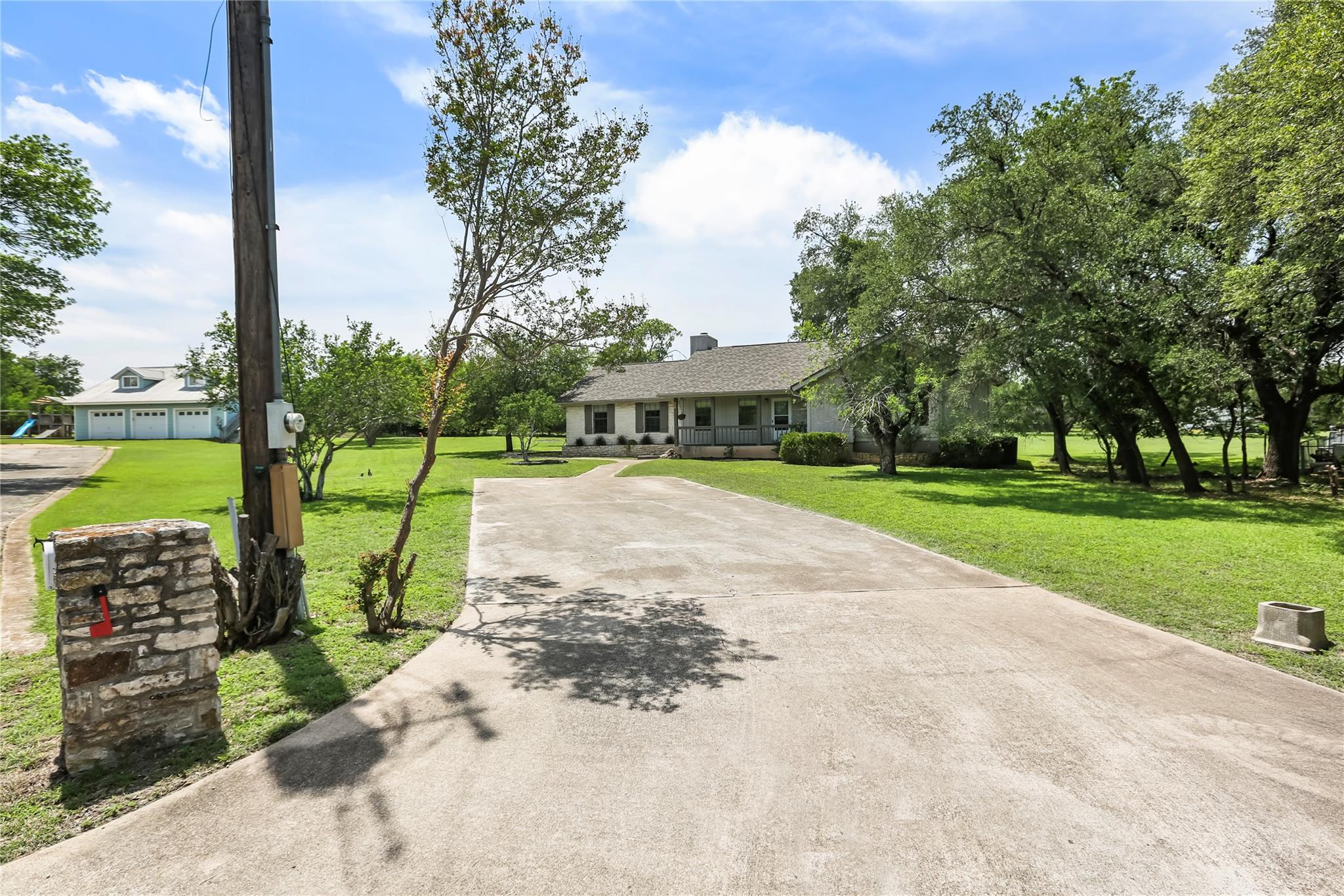 402 Post Oak Ln Property Photo 2