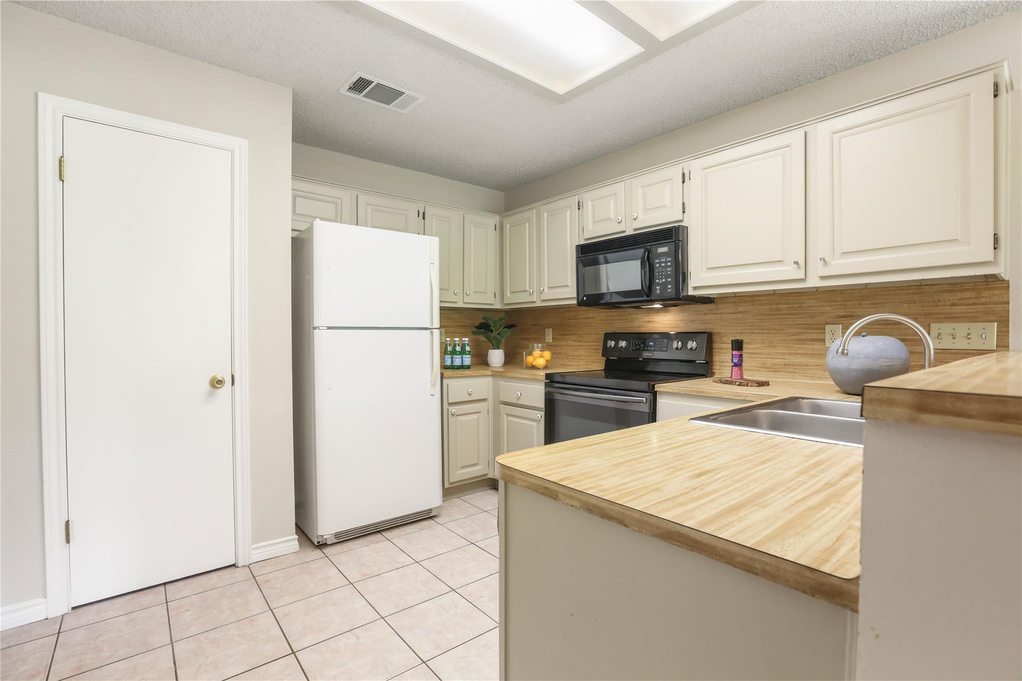 402 Post Oak Ln Property Photo 9