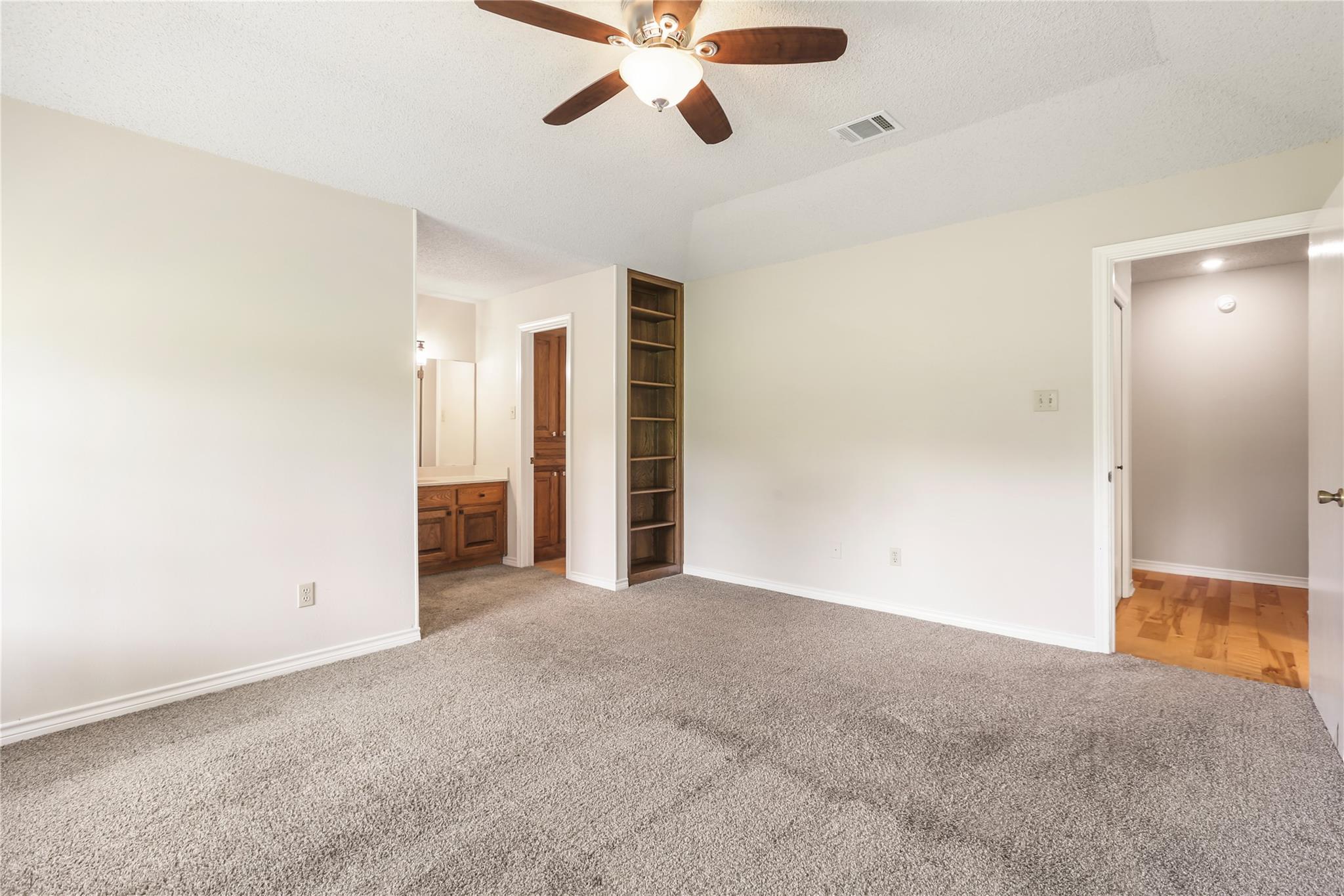 402 Post Oak Ln Property Photo 13