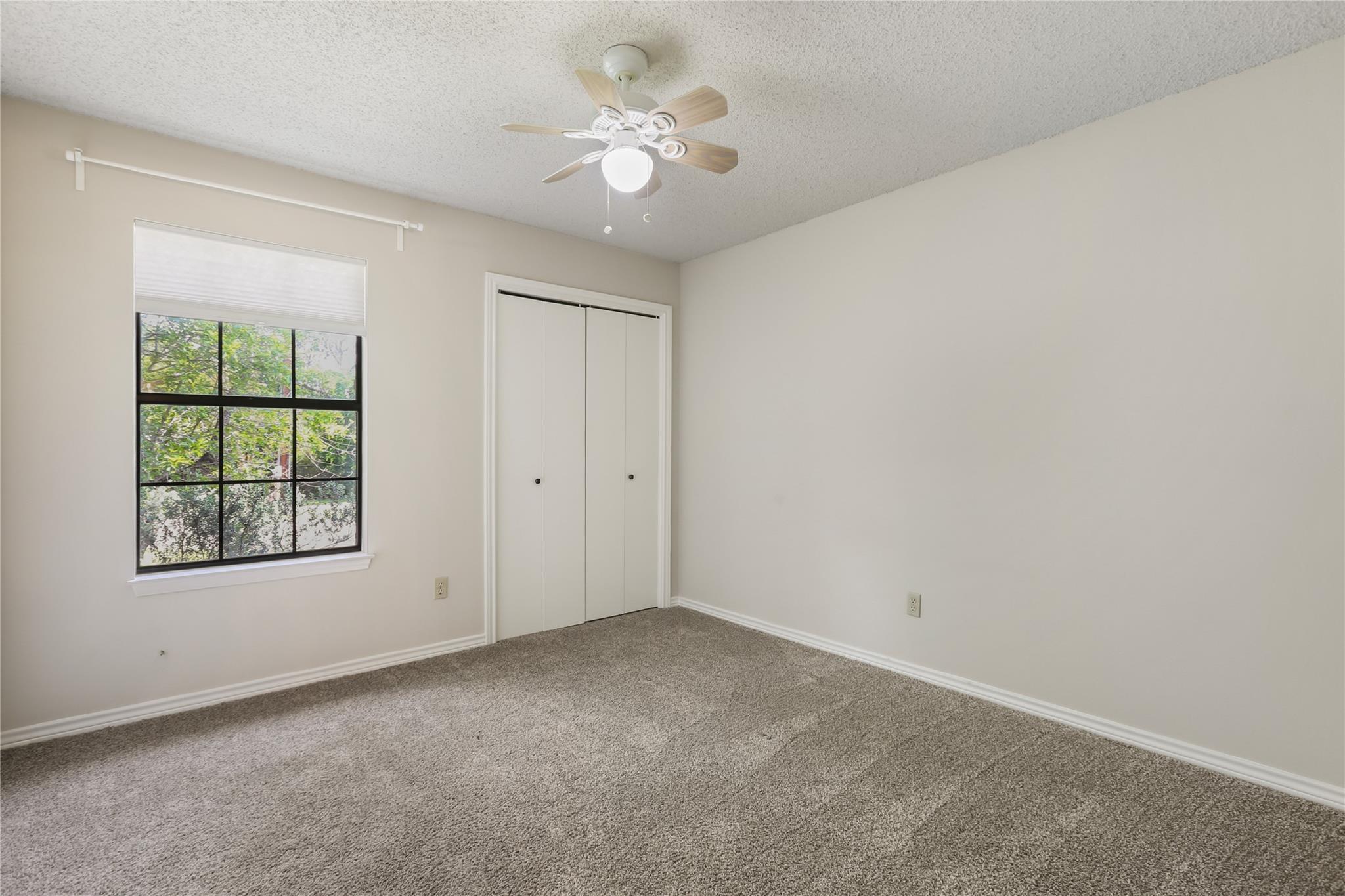 402 Post Oak Ln Property Photo 16