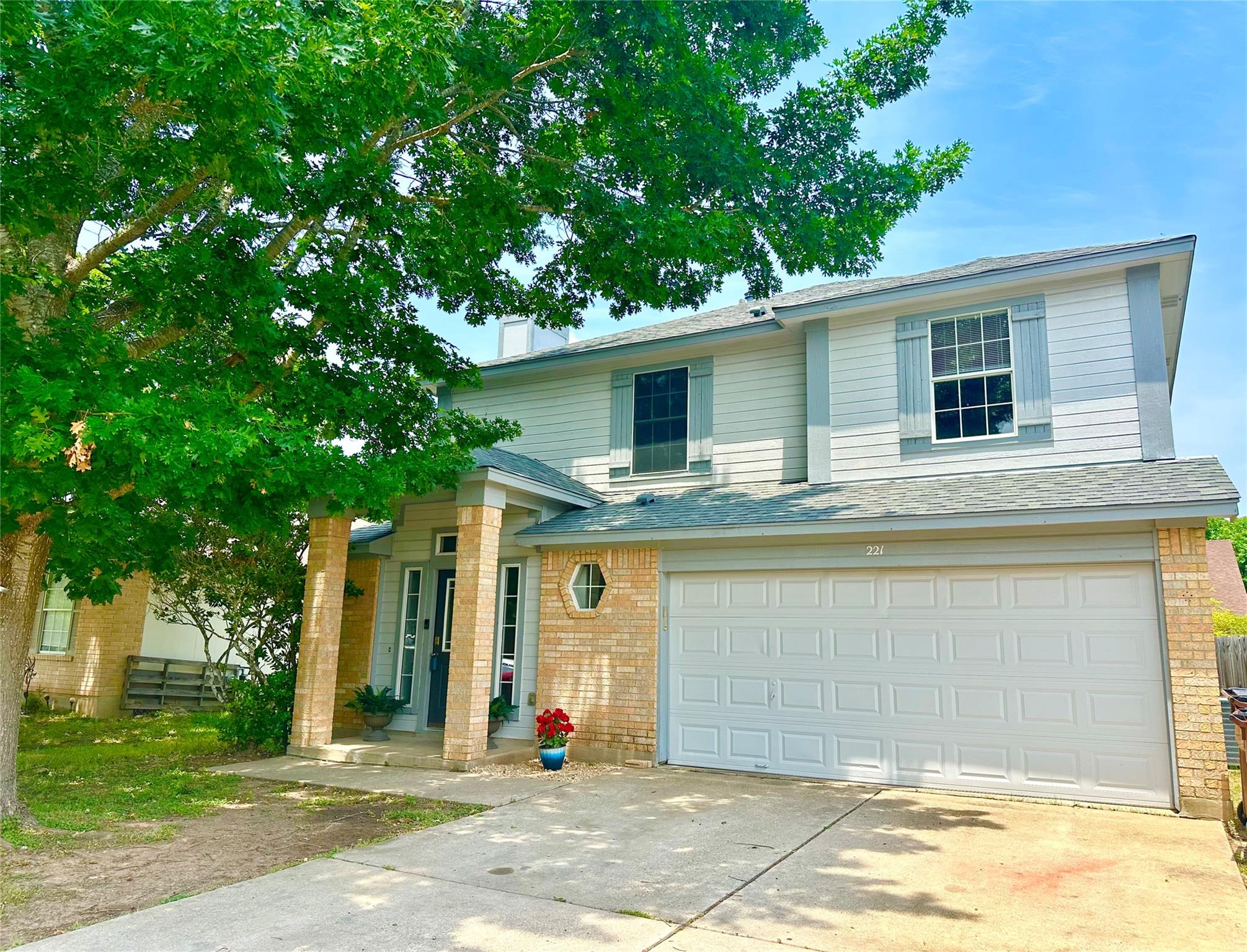 221 Sunshadow Dr Property Photo
