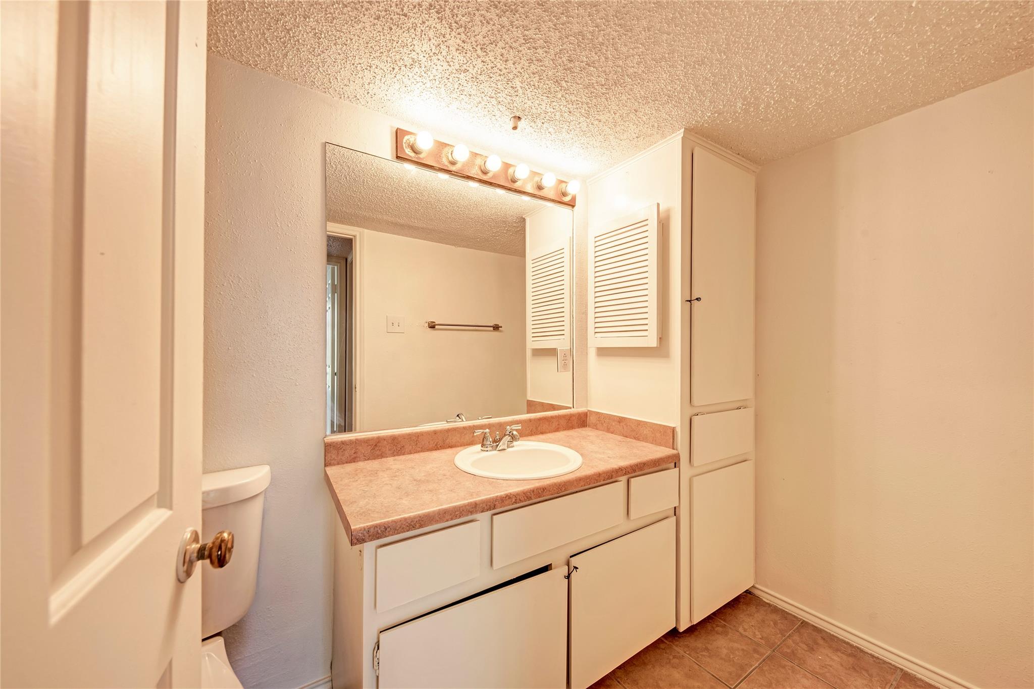 2401 Leon St #300 Property Photo 5