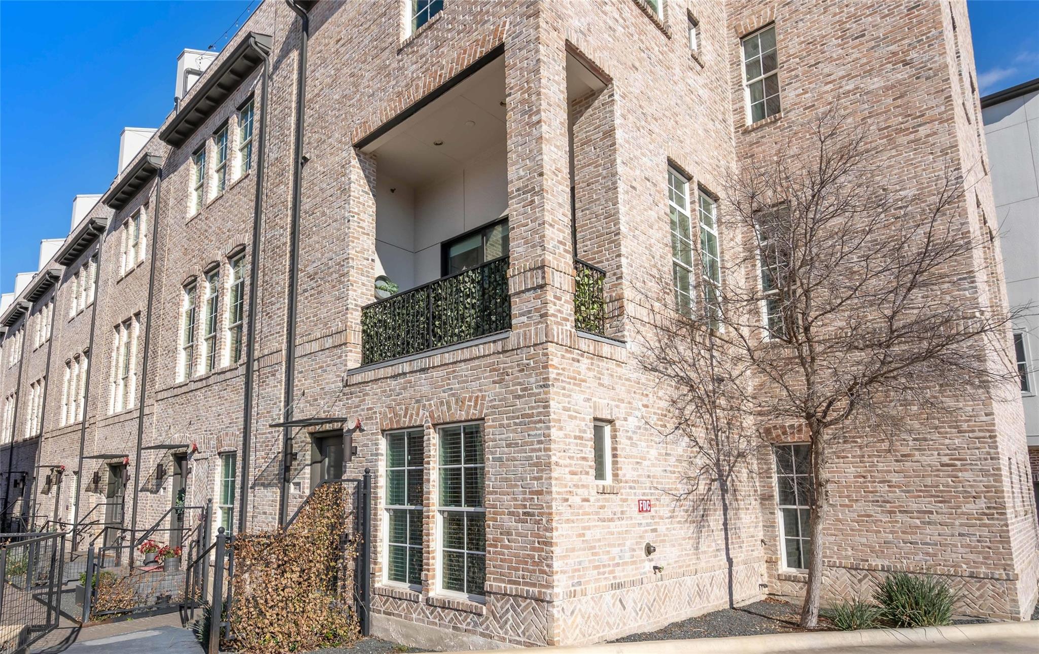 1411 Town Creek Dr #4 Property Photo 2