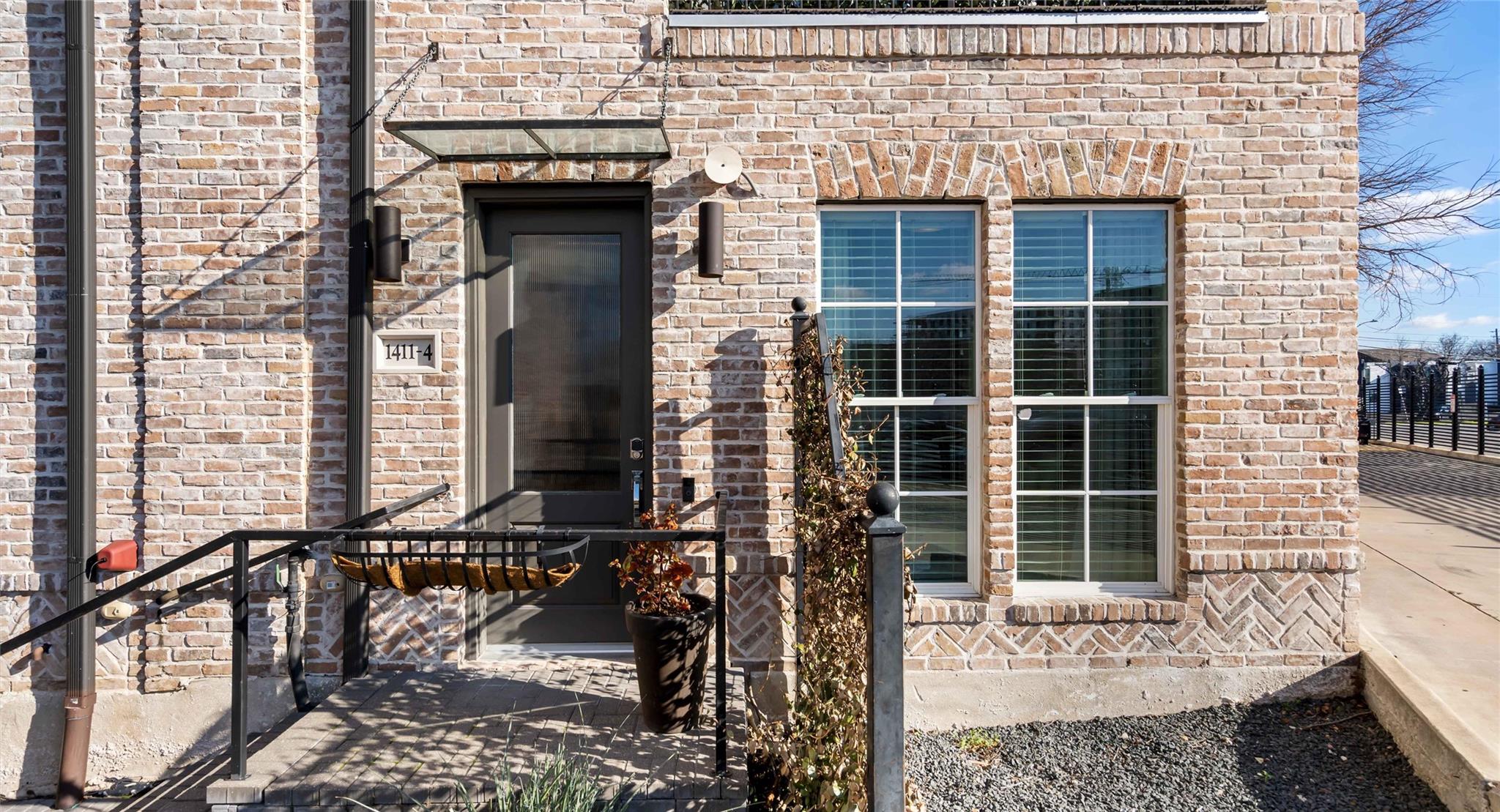 1411 Town Creek Dr #4 Property Photo 3