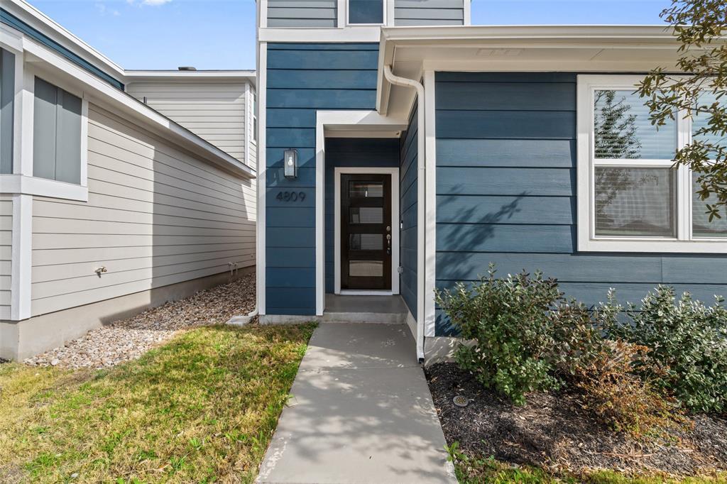 4809 Plum Peach Bnd Property Photo 2