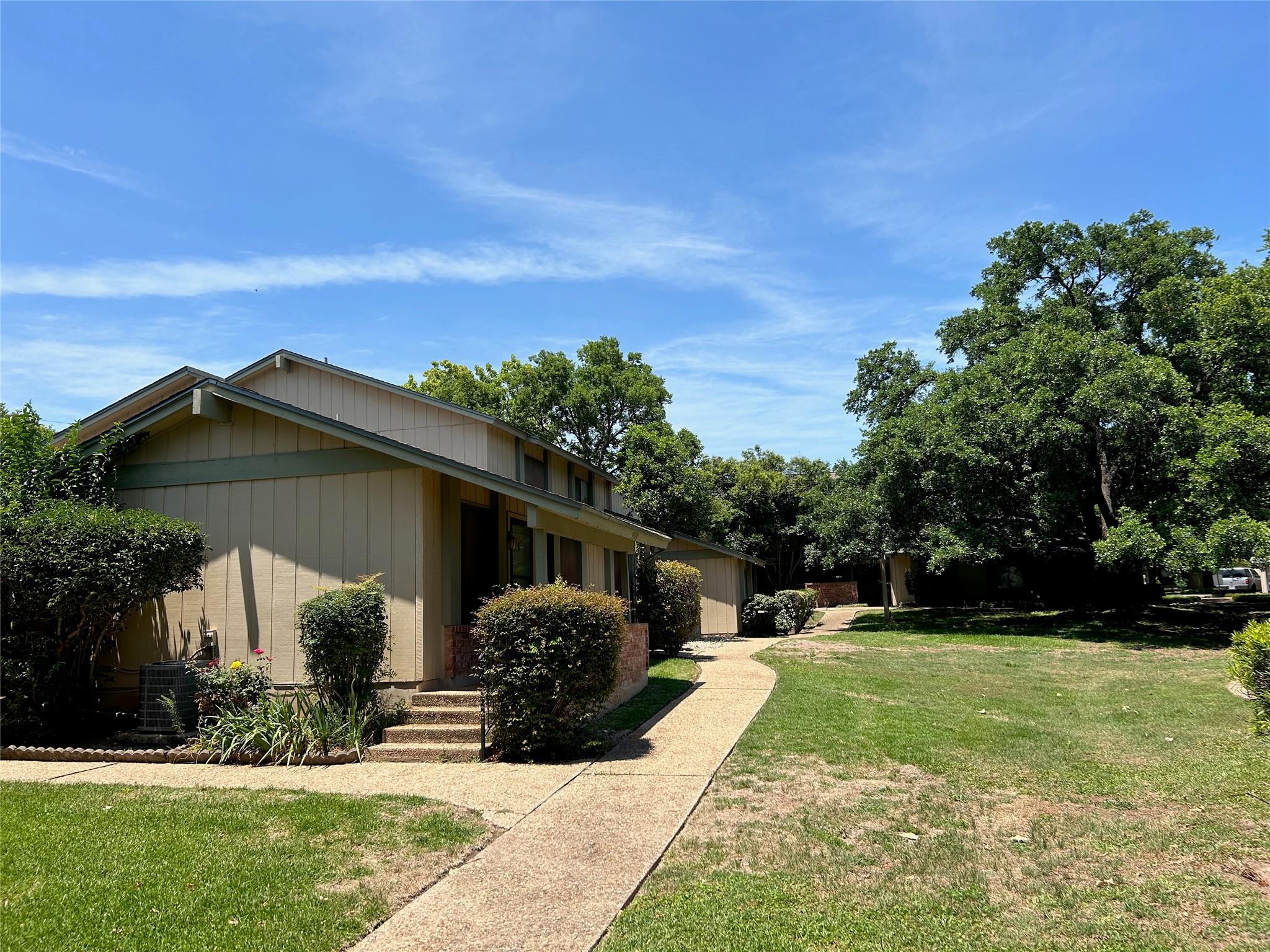 9509 Blue Creek Ln Property Photo 1