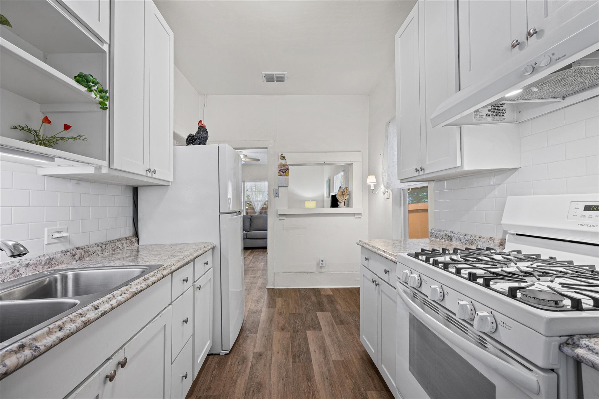 906 W Elizabeth St Property Photo 3