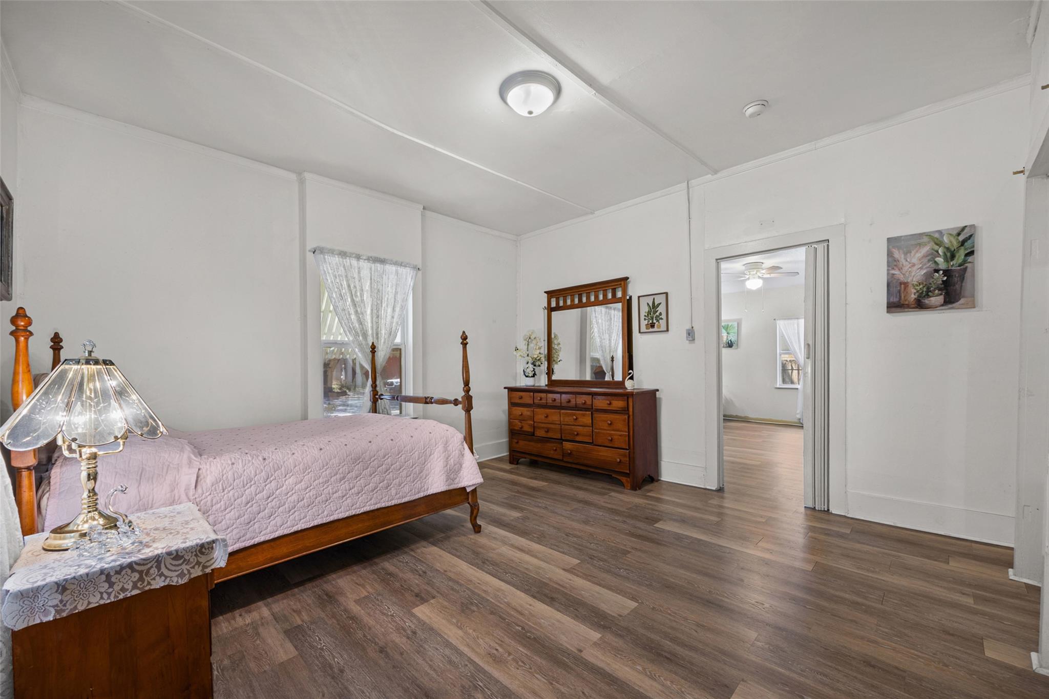 906 W Elizabeth St Property Photo 4