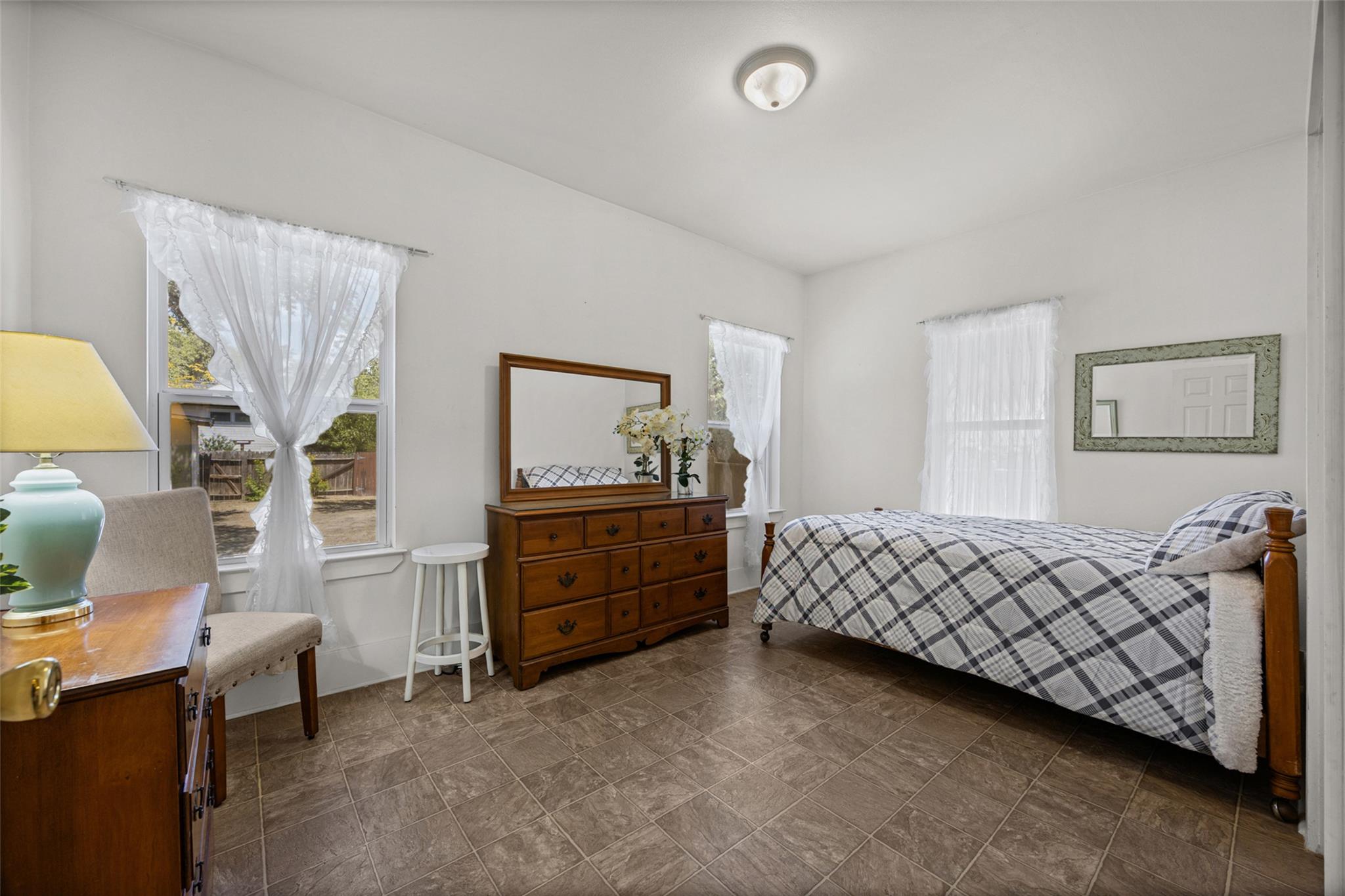 906 W Elizabeth St Property Photo 5