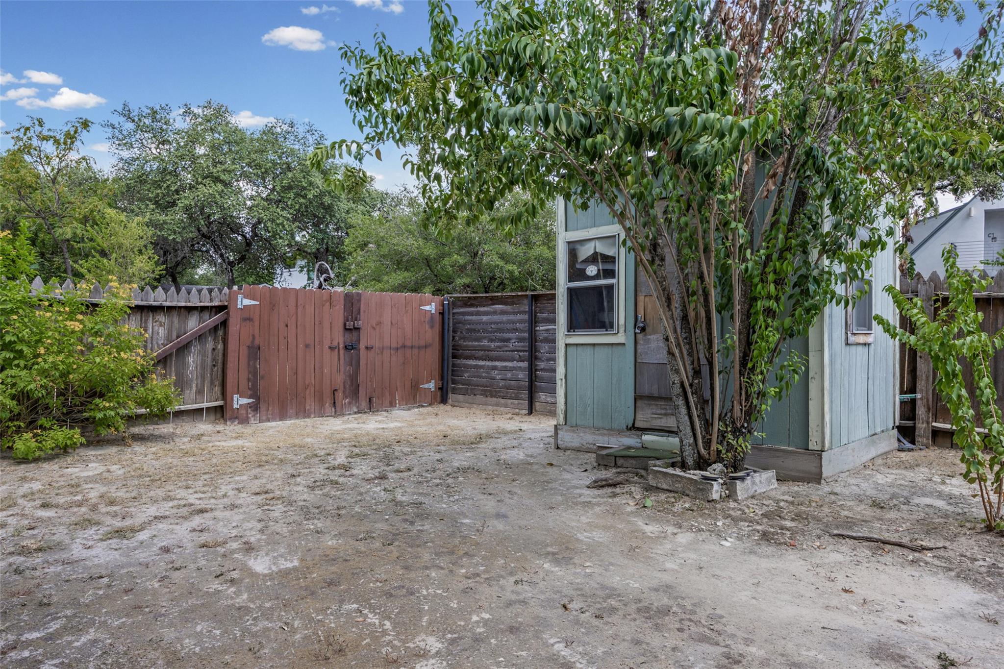 906 W Elizabeth St Property Photo 24