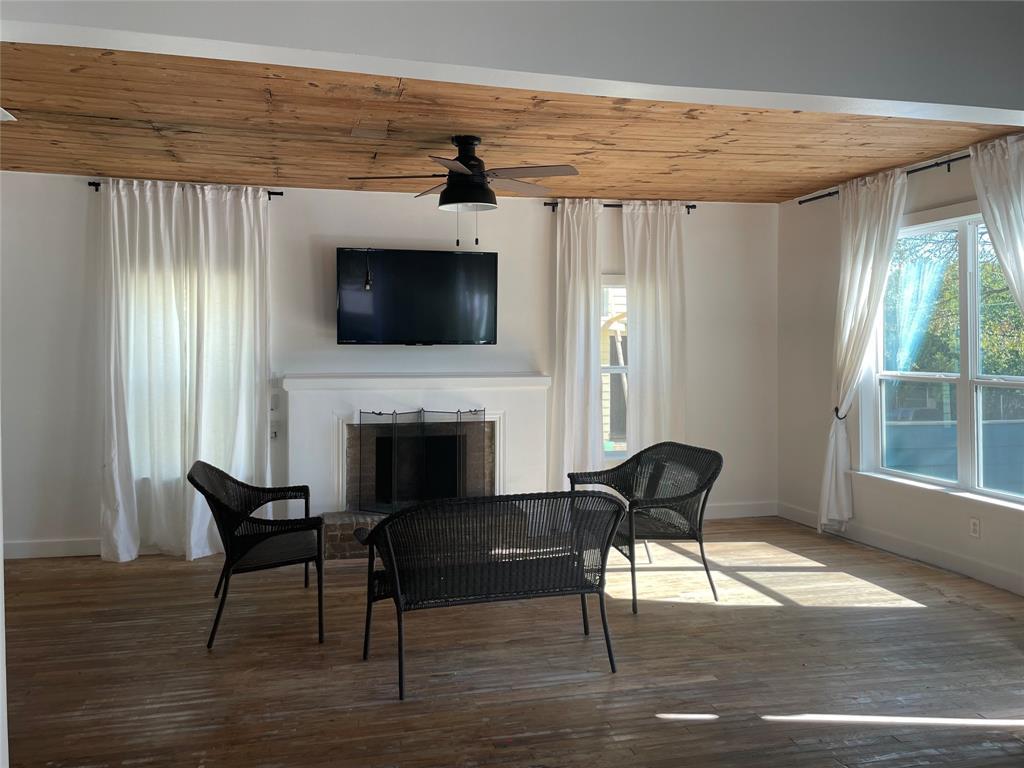 1233 Delano St Property Photo 2
