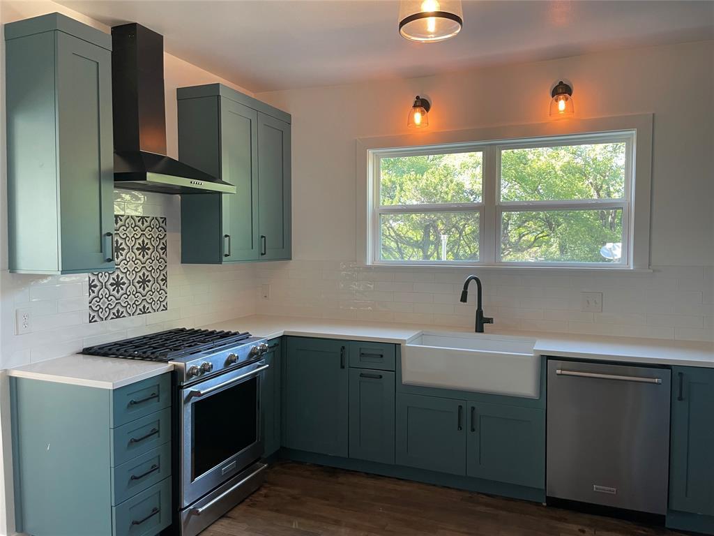 1233 Delano St Property Photo 8