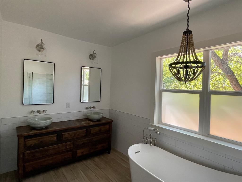 1233 Delano St Property Photo 13
