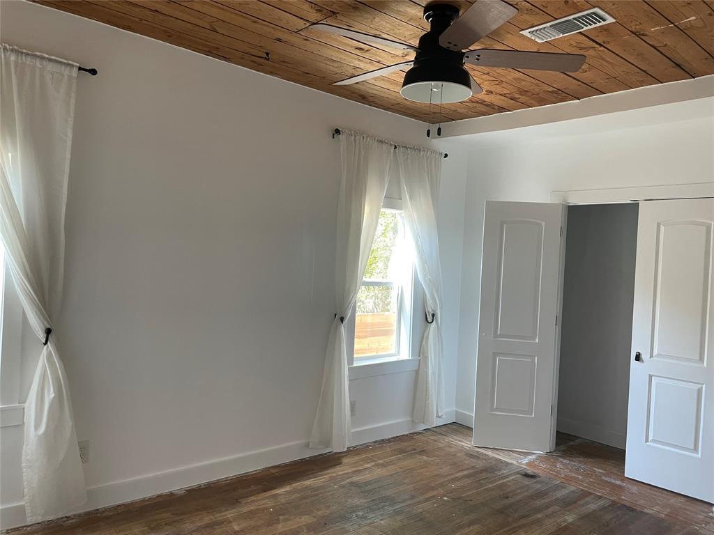1233 Delano St Property Photo 16