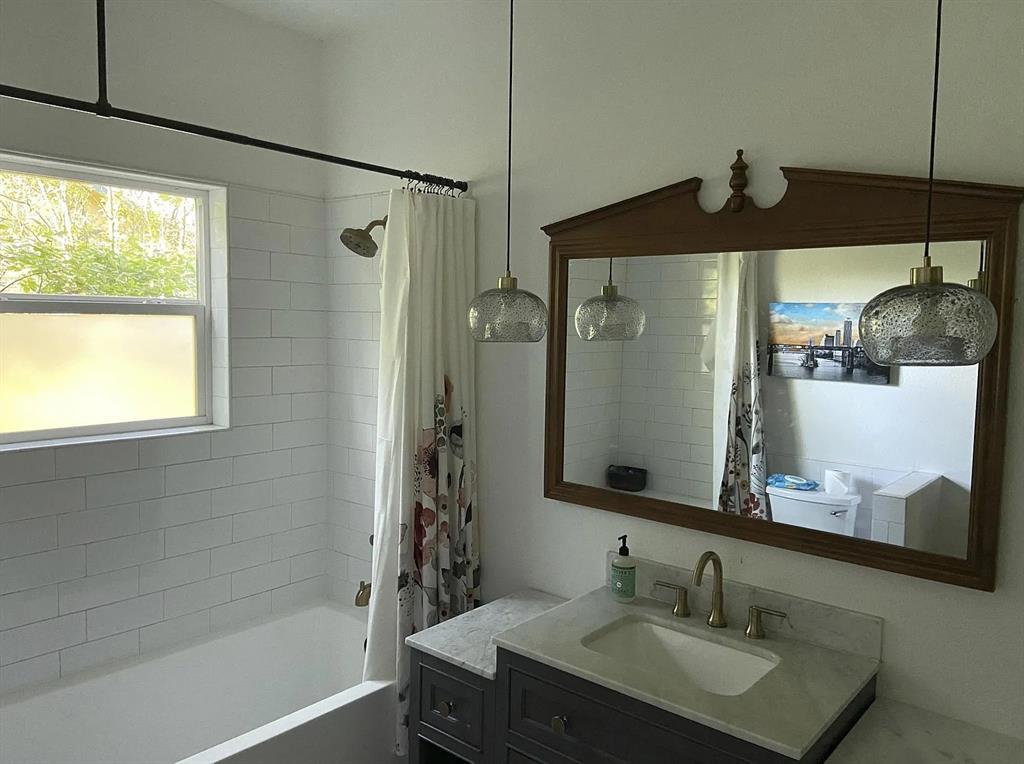1233 Delano St Property Photo 19