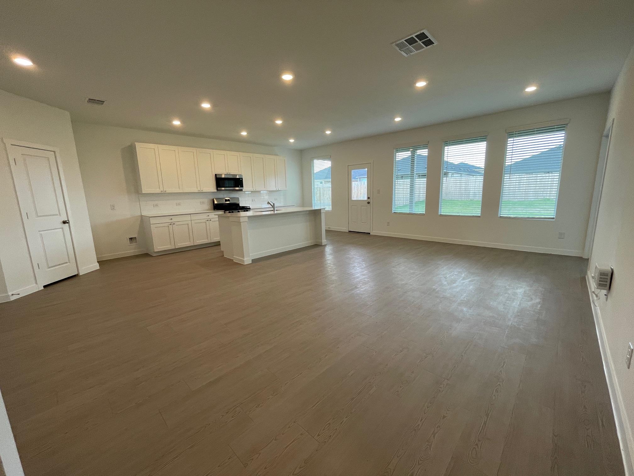 196 Seabreeze St Property Photo 2