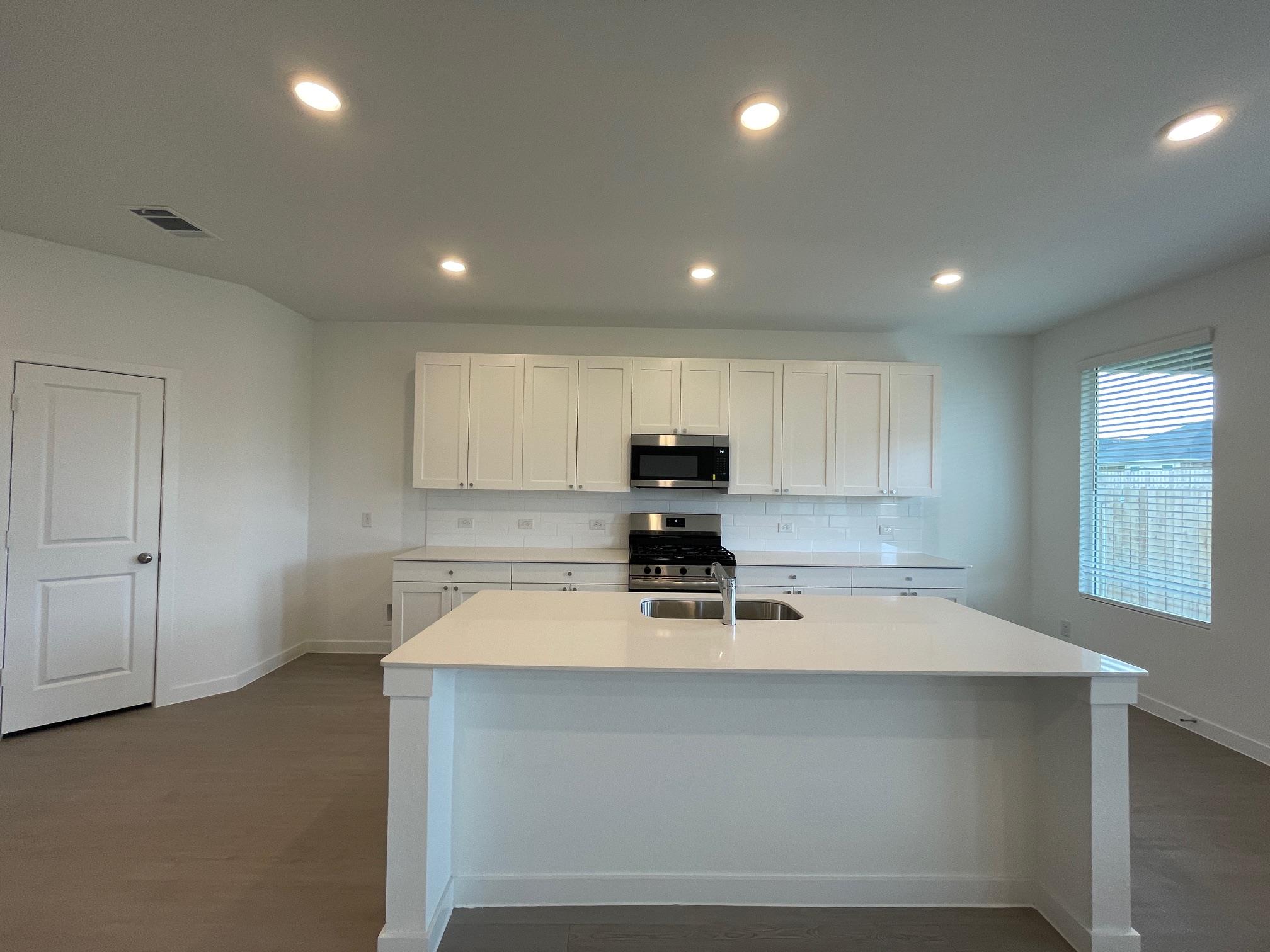 196 Seabreeze St Property Photo 3