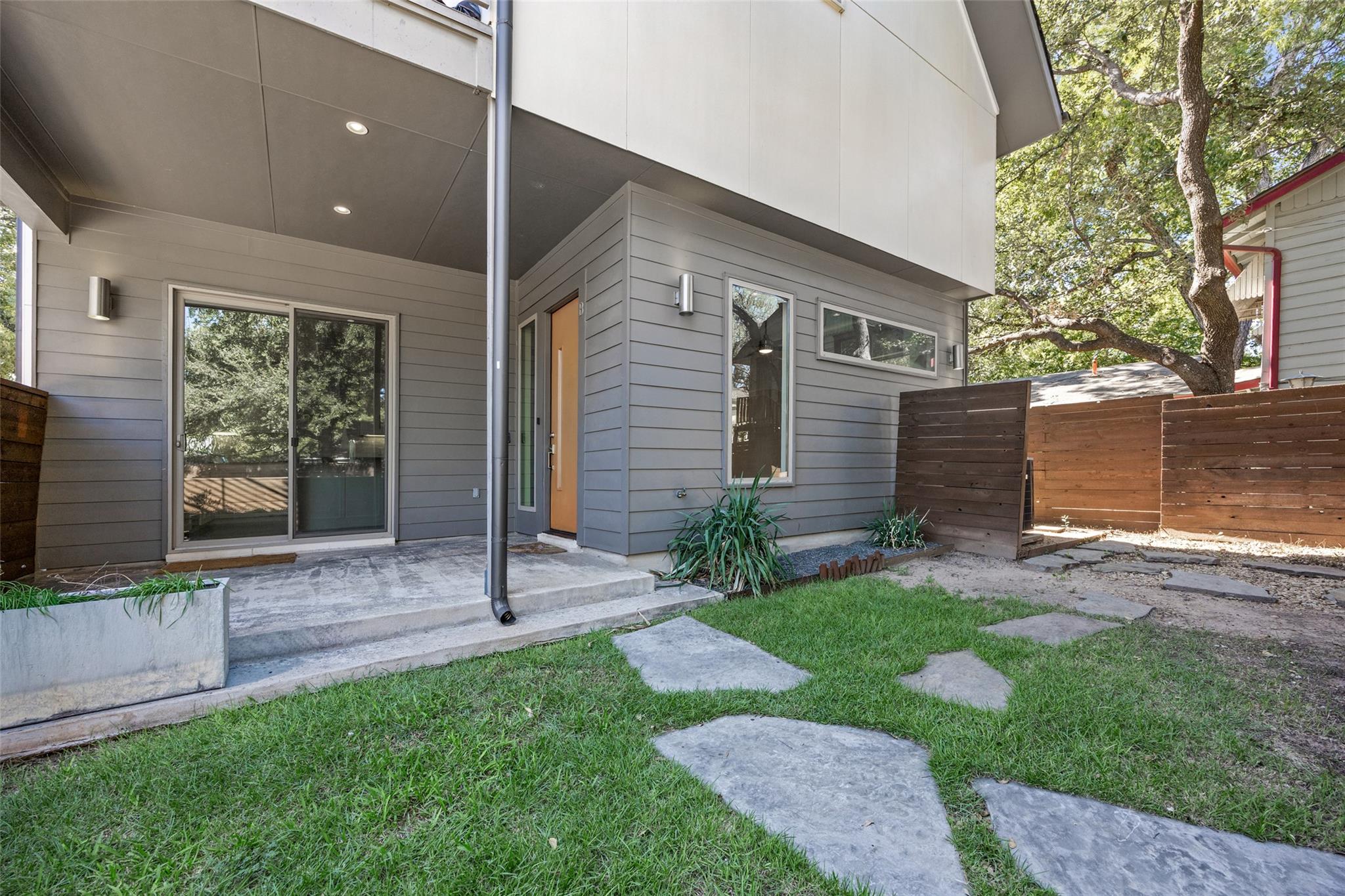 502 W 51st St #b Property Photo 2