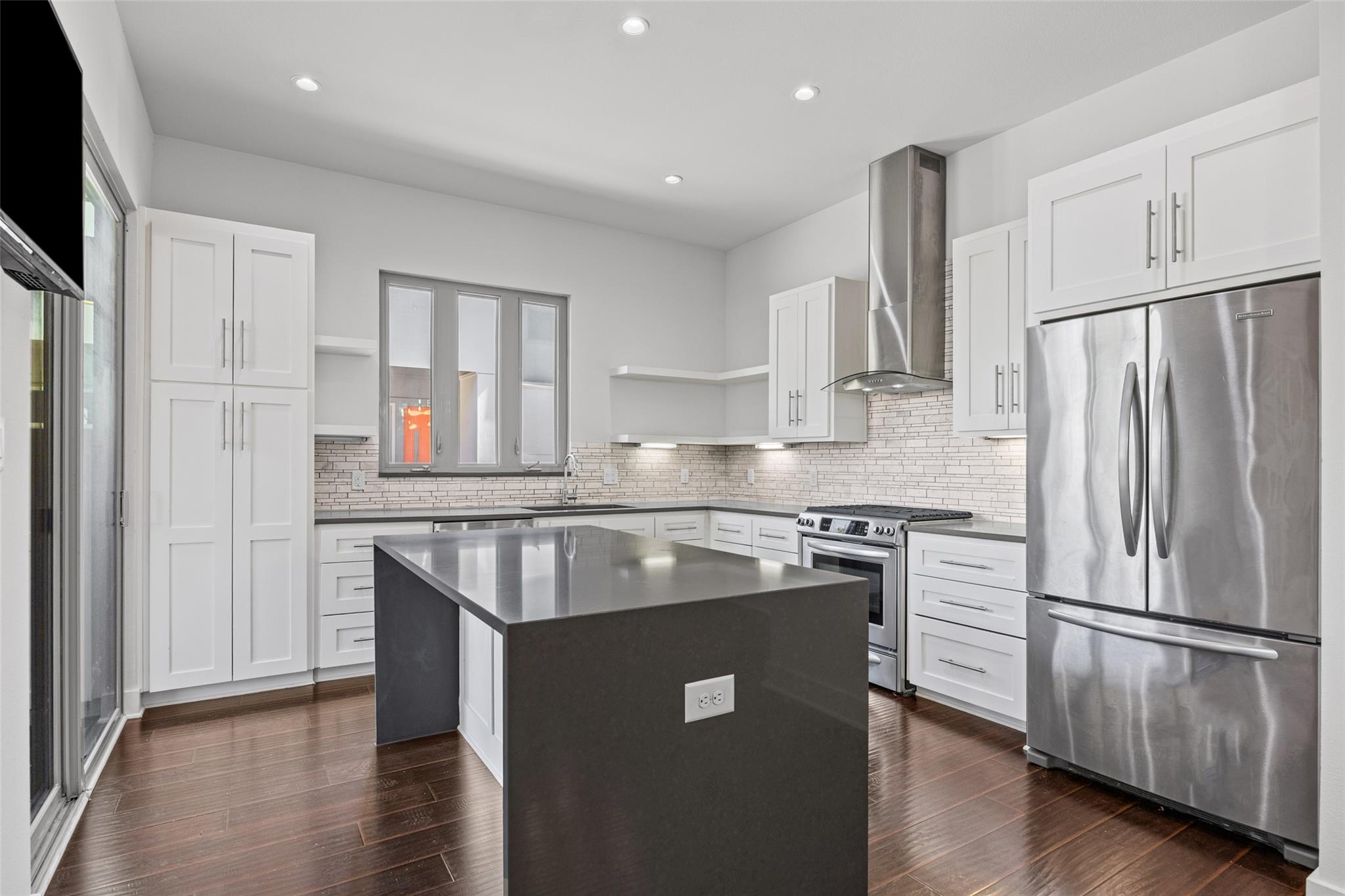 502 W 51st St #b Property Photo 6
