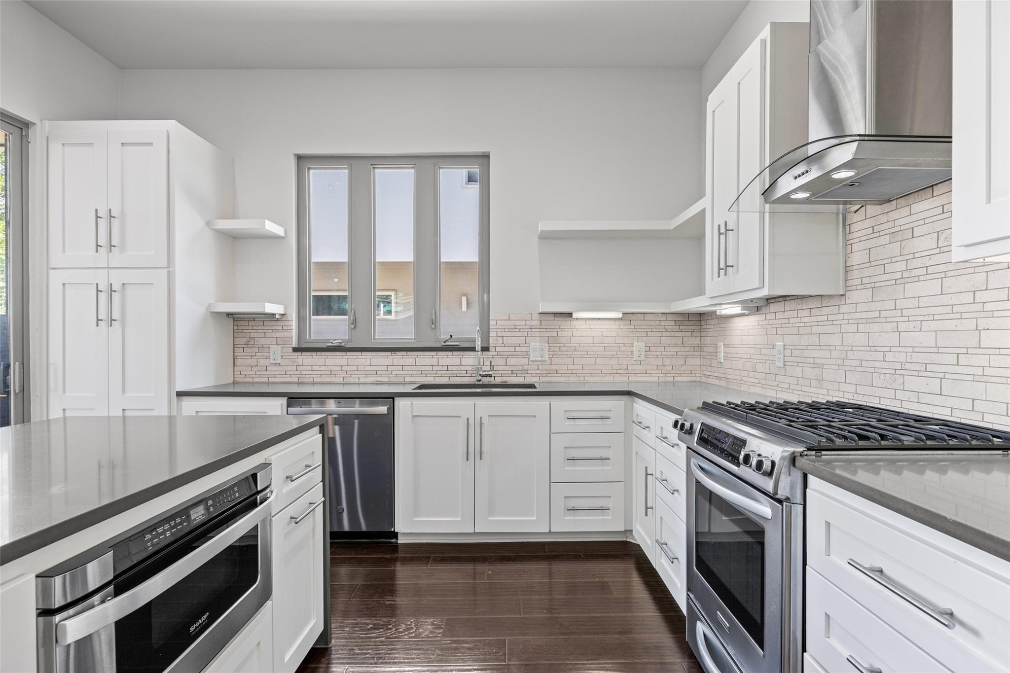 502 W 51st St #b Property Photo 7