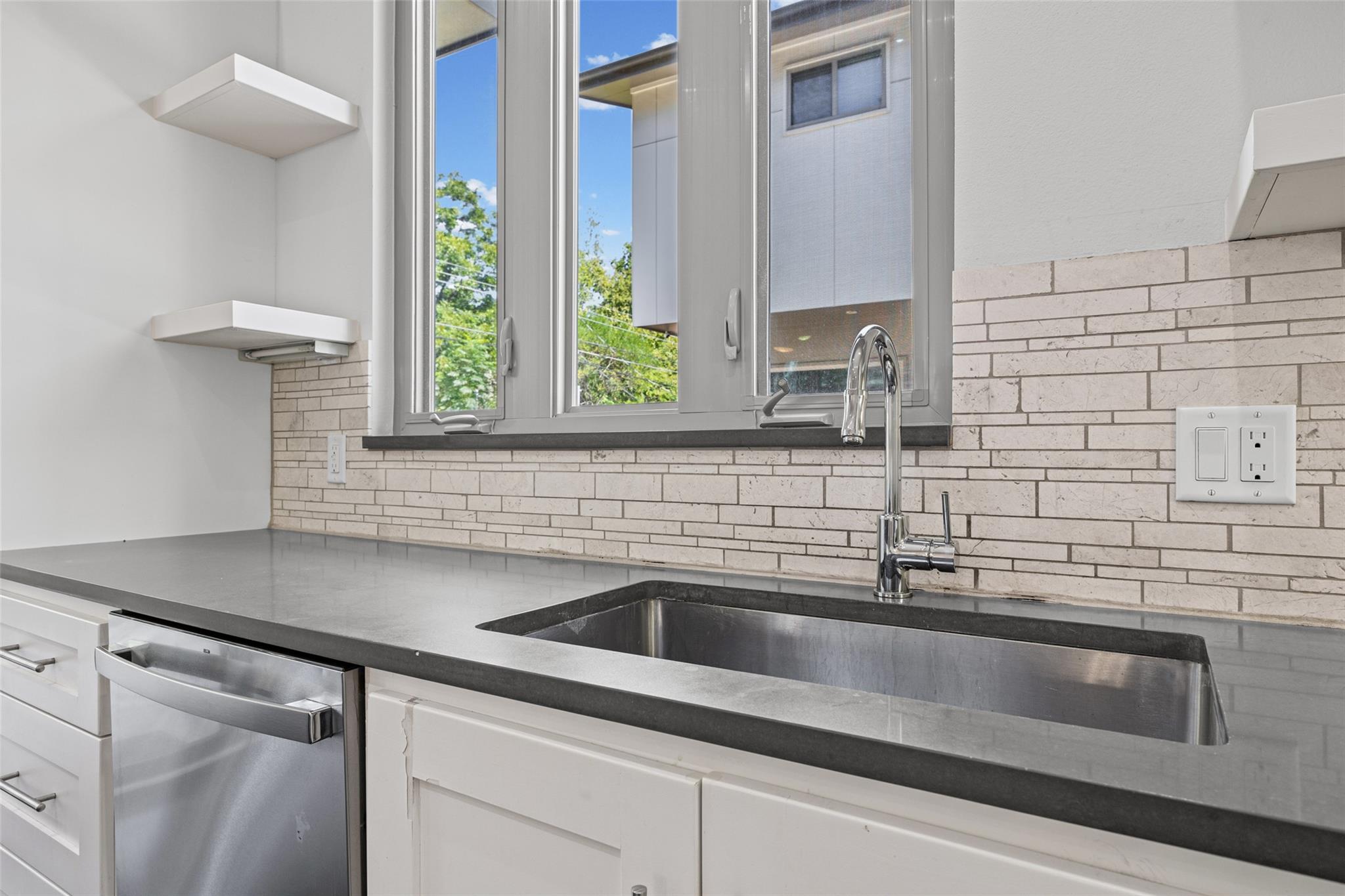 502 W 51st St #b Property Photo 8