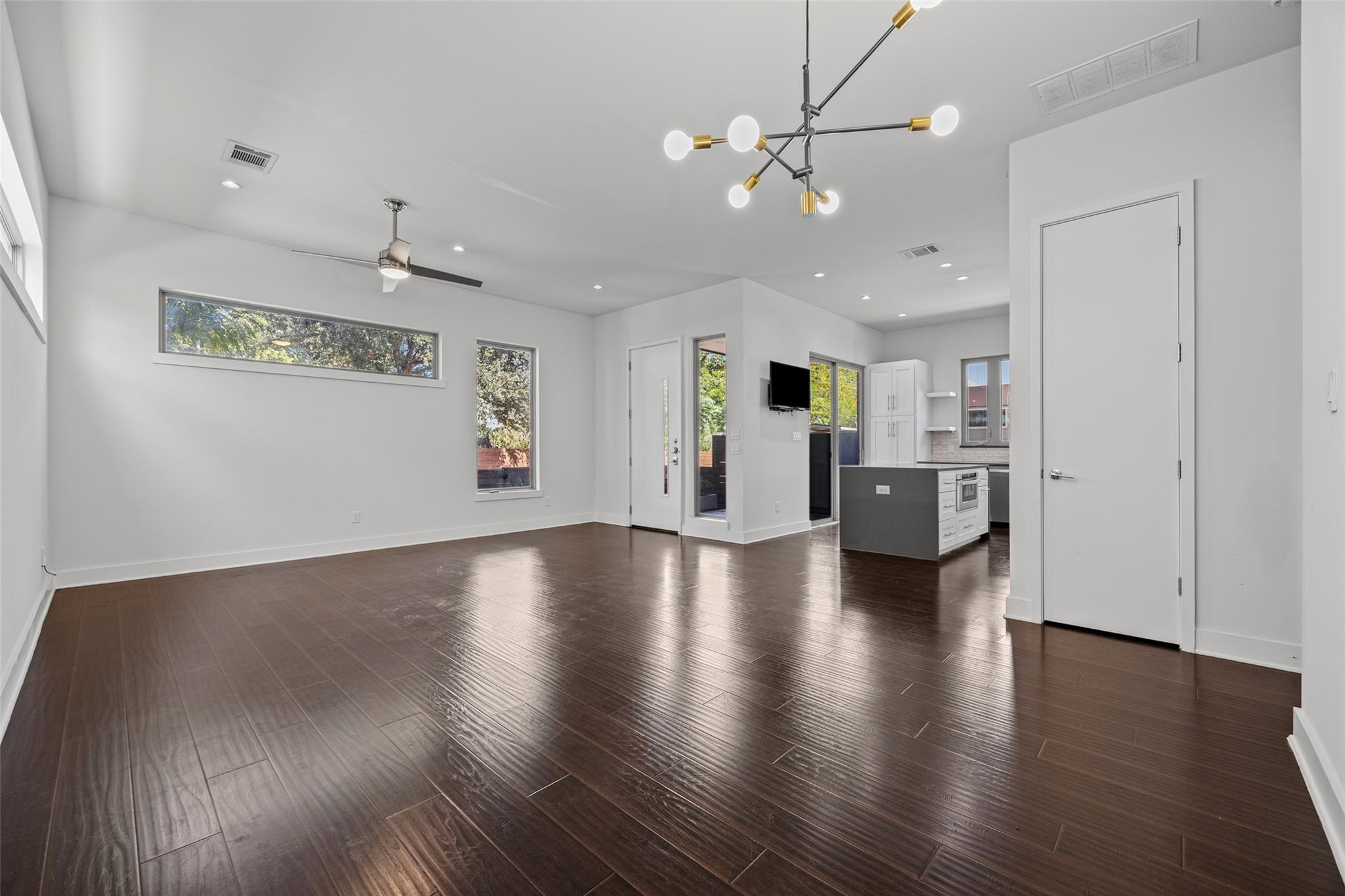 502 W 51st St #b Property Photo 9