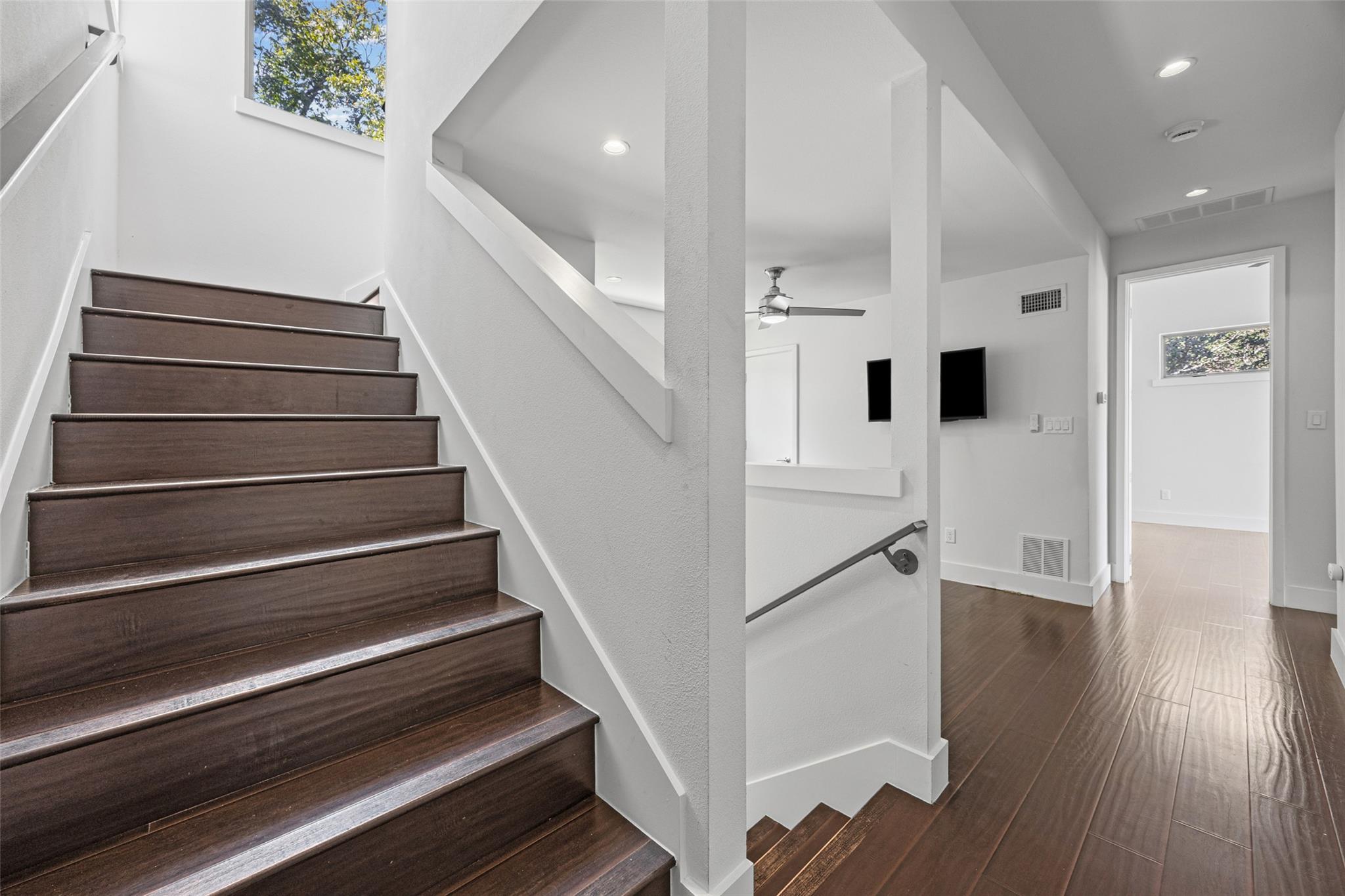 502 W 51st St #b Property Photo 11
