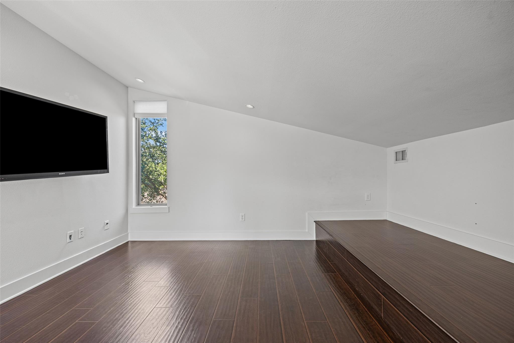502 W 51st St #b Property Photo 12