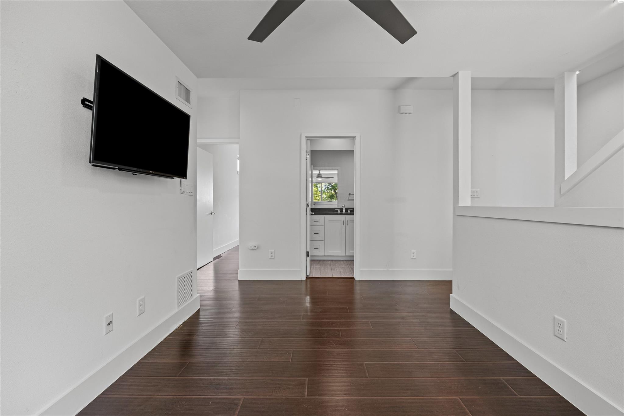 502 W 51st St #b Property Photo 13