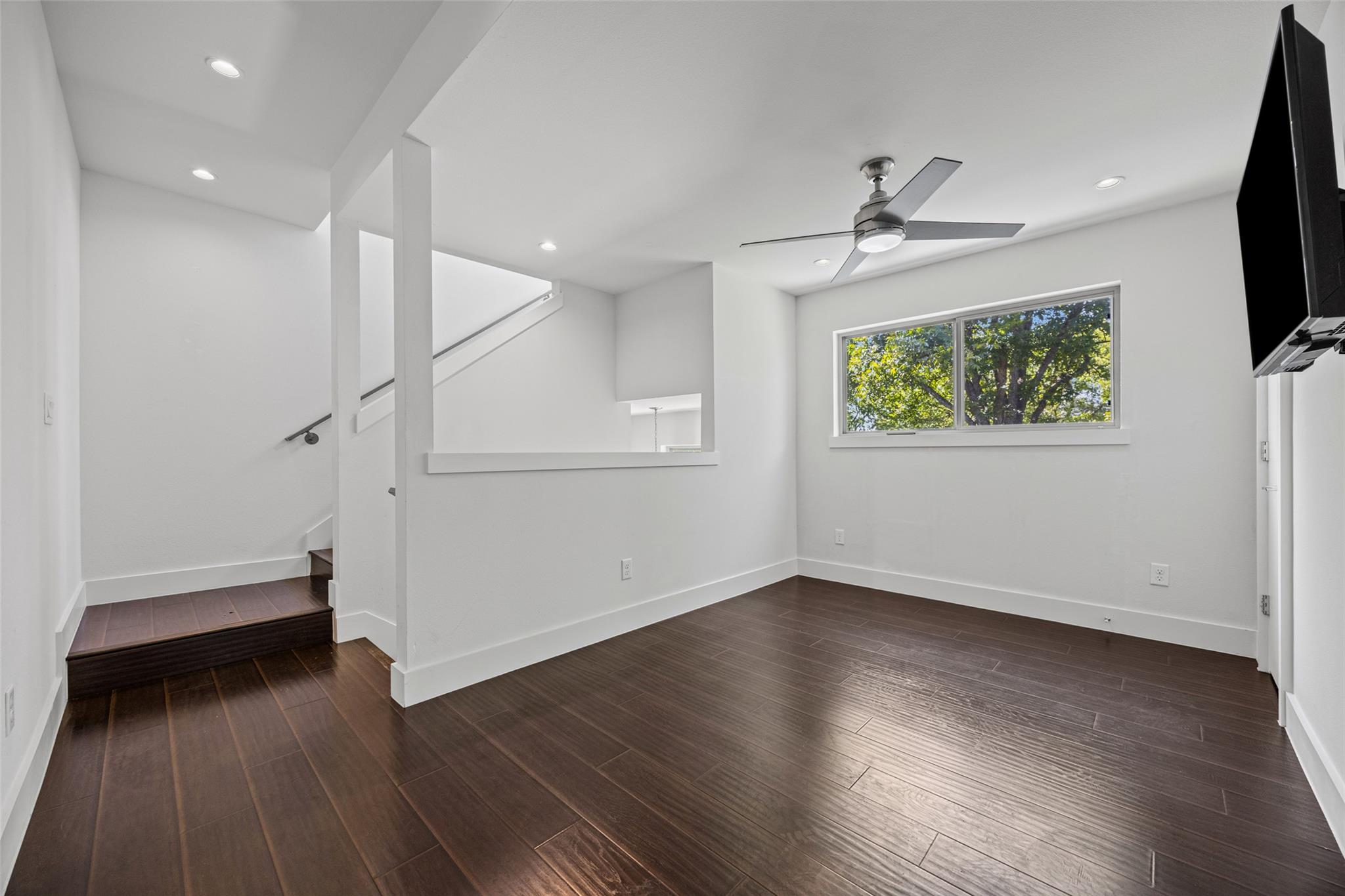 502 W 51st St #b Property Photo 14