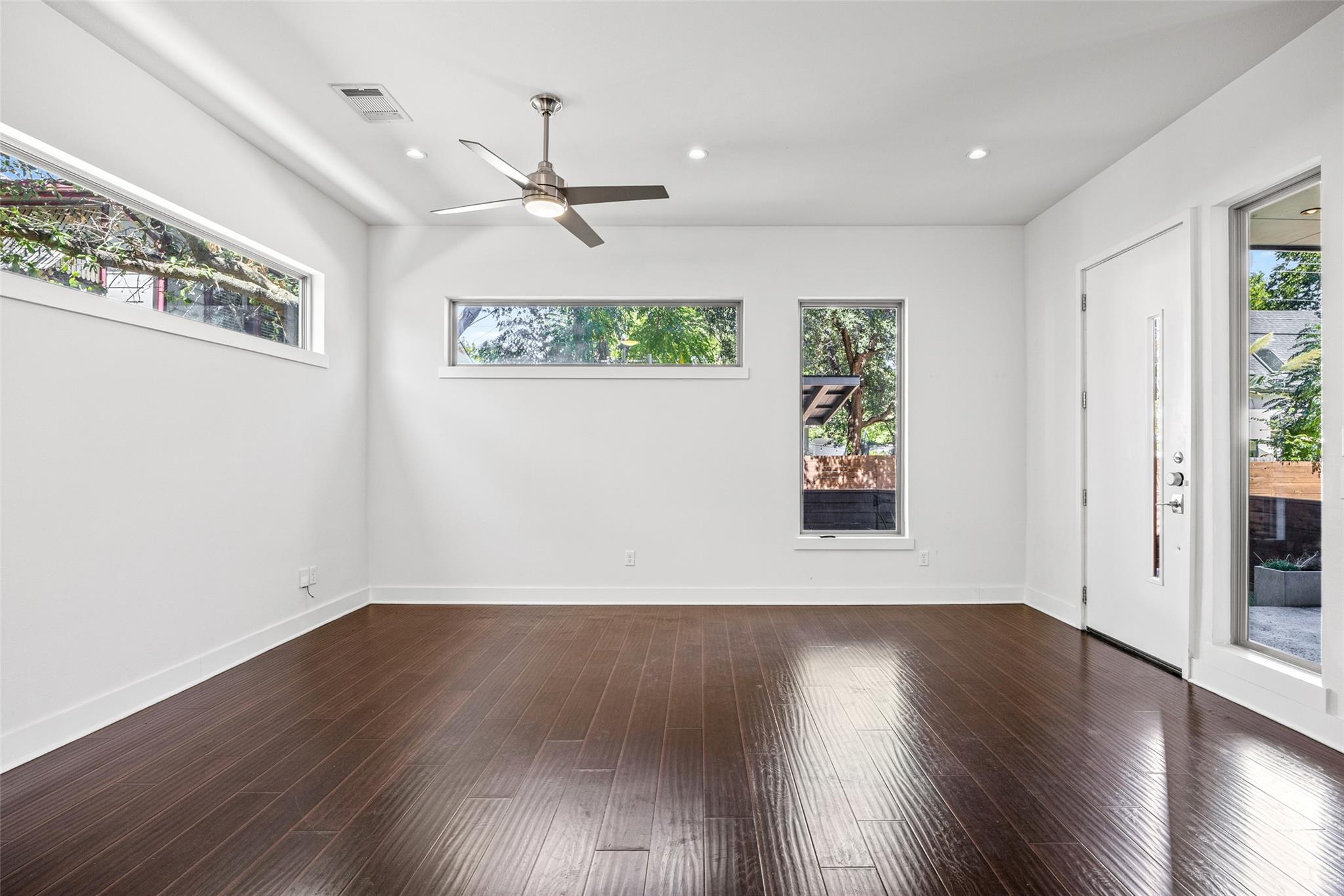 502 W 51st St #b Property Photo 19