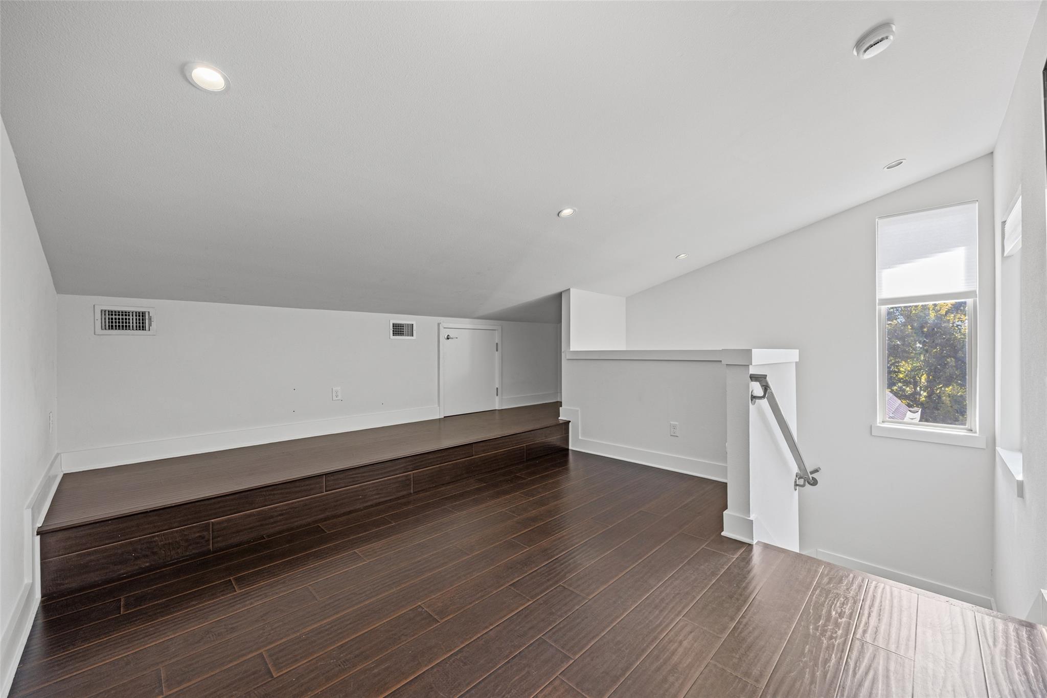 502 W 51st St #b Property Photo 23