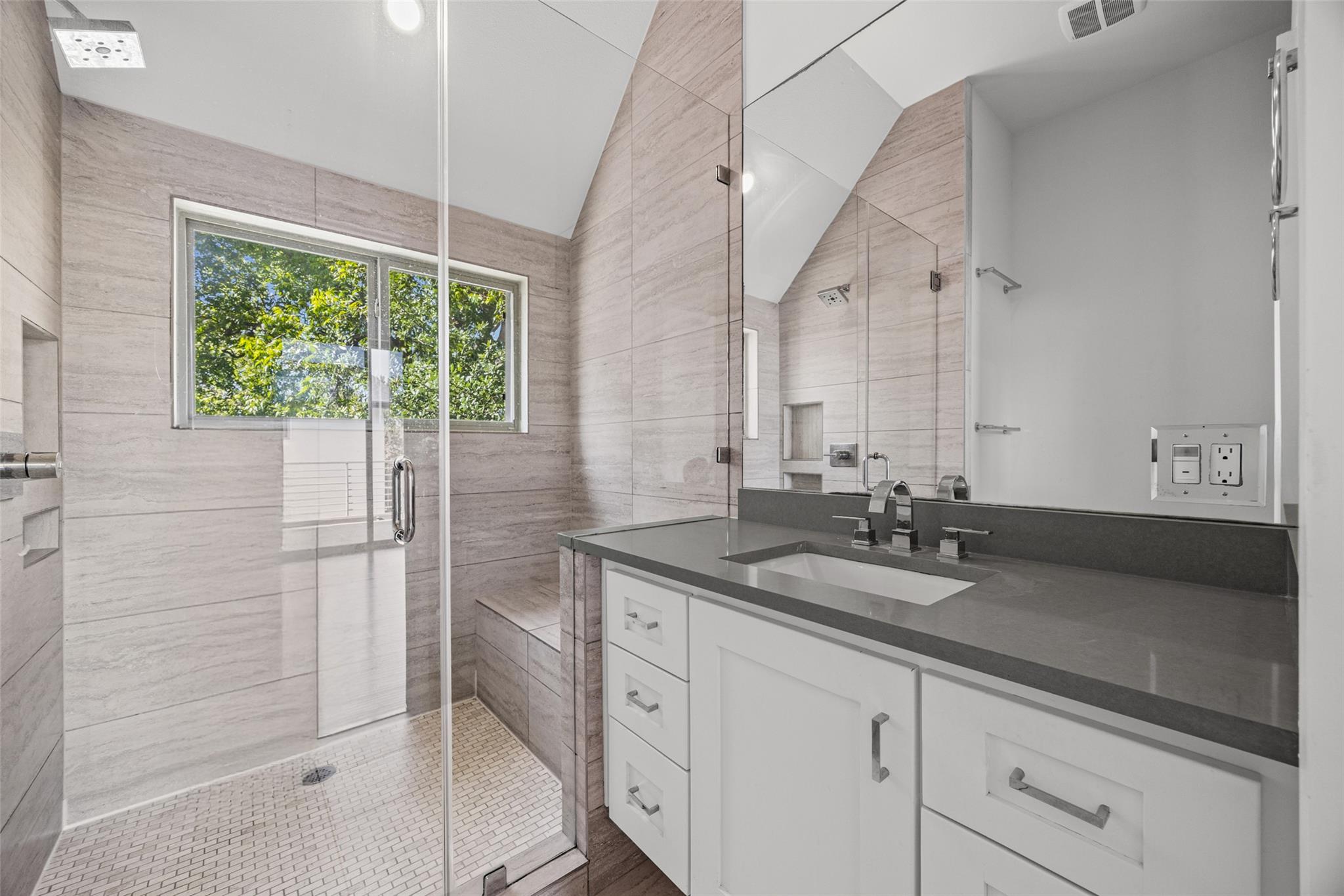 502 W 51st St #b Property Photo 24