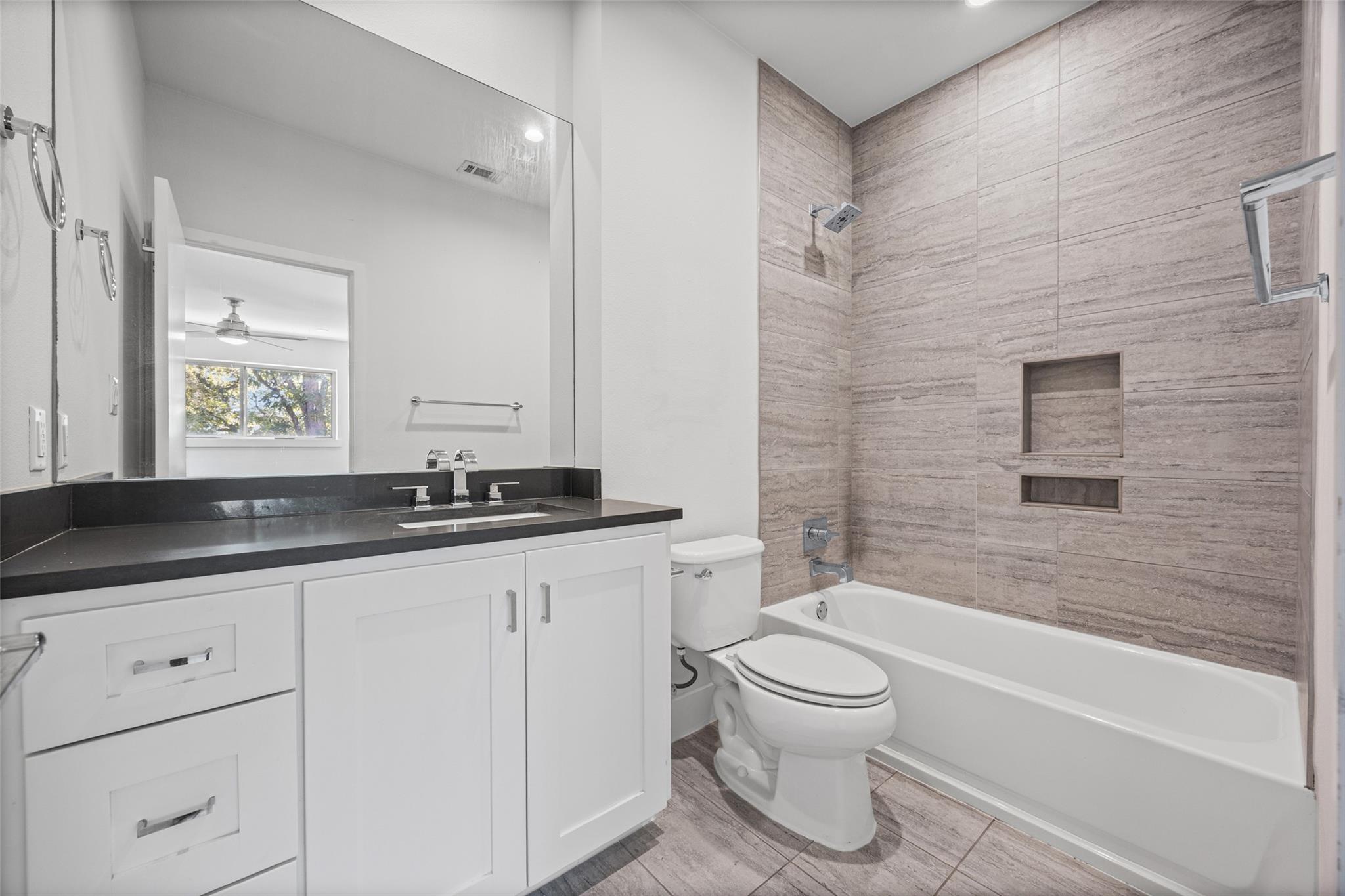 502 W 51st St #b Property Photo 25