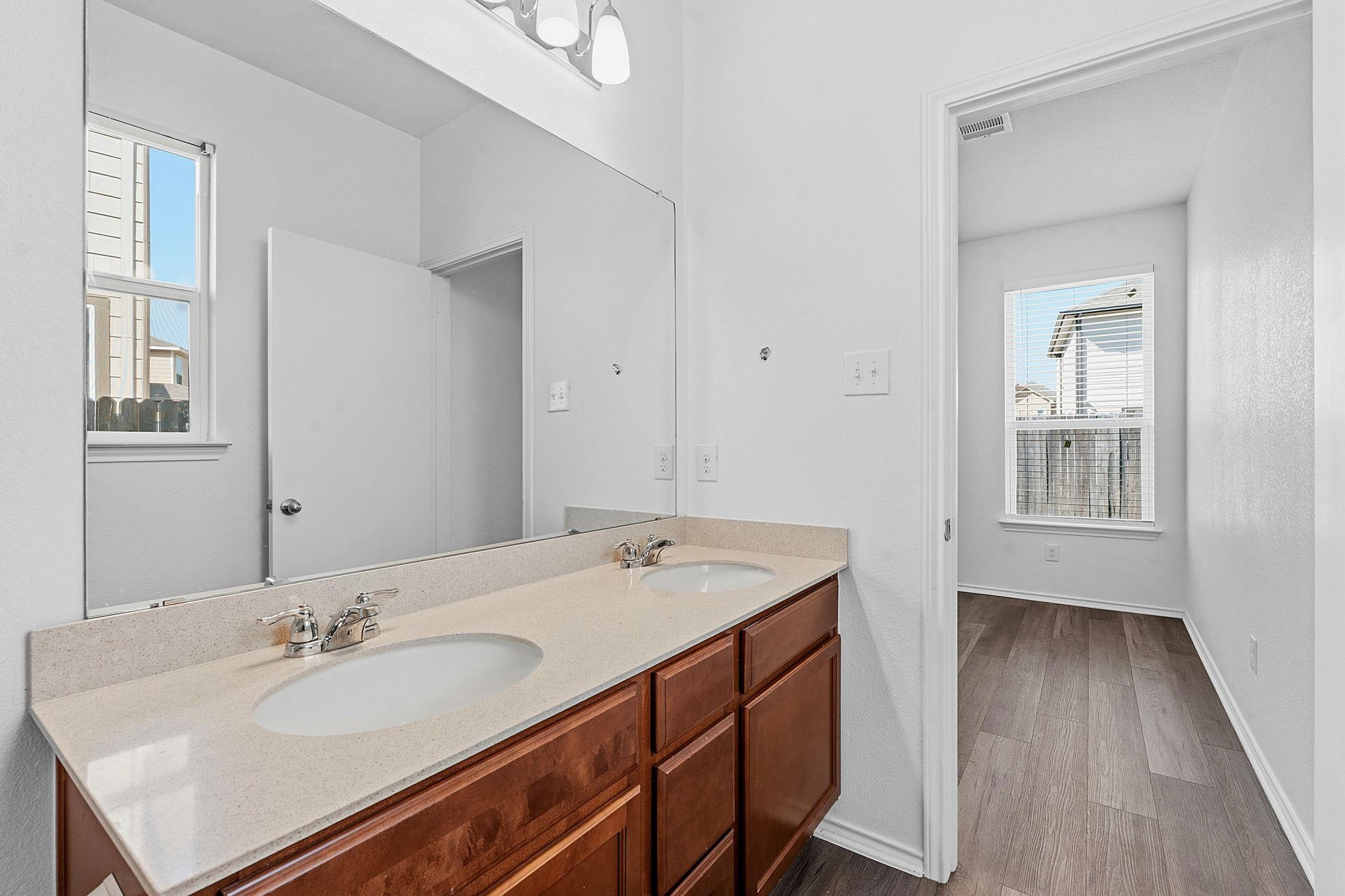 13413 Abigail Adams St Property Photo 17