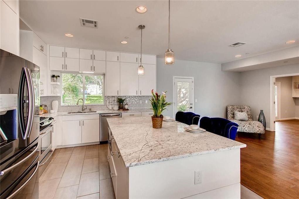 5004 Balcones Dr Property Photo 7
