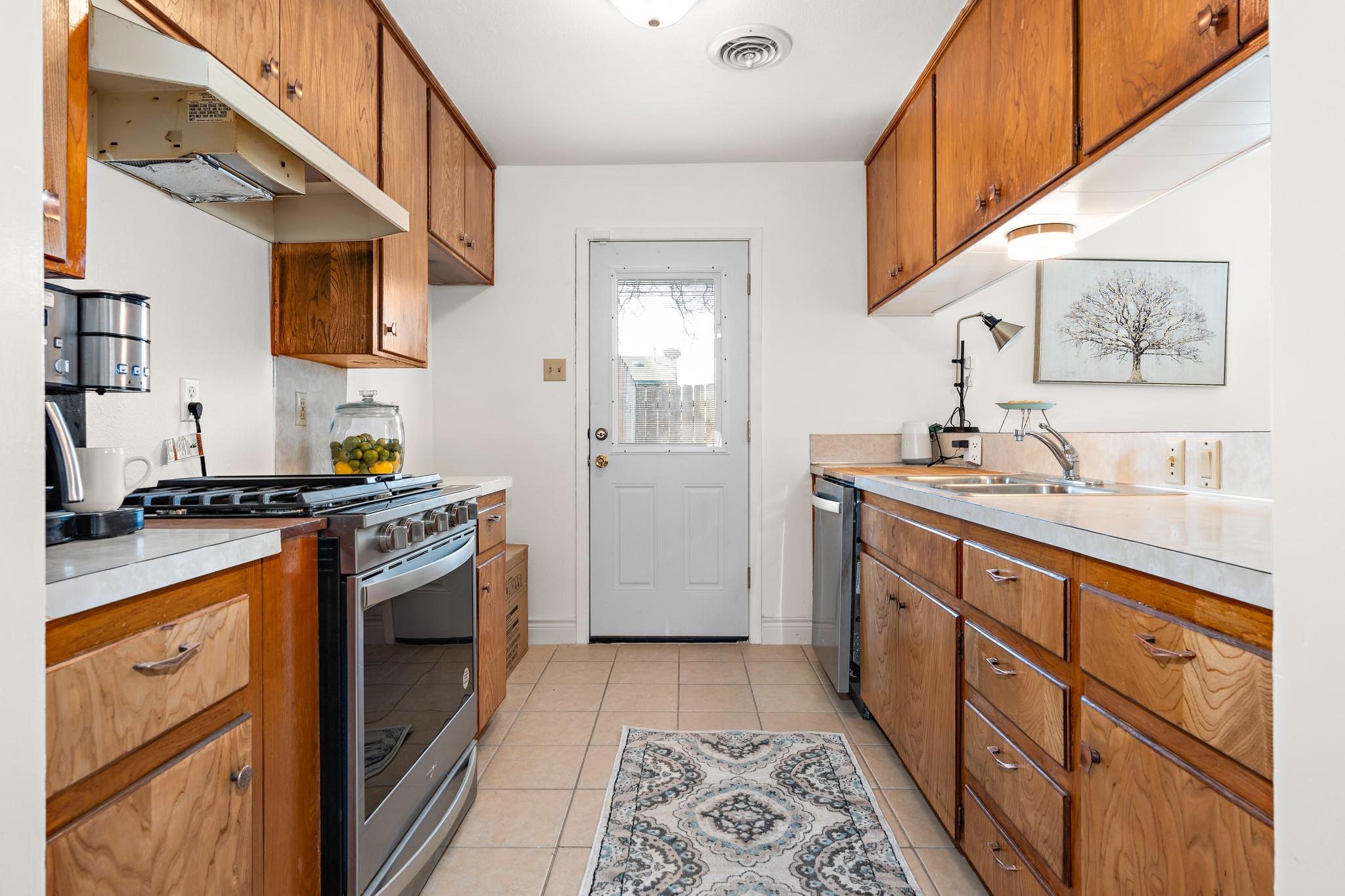 1506 Stephen St Property Photo 10