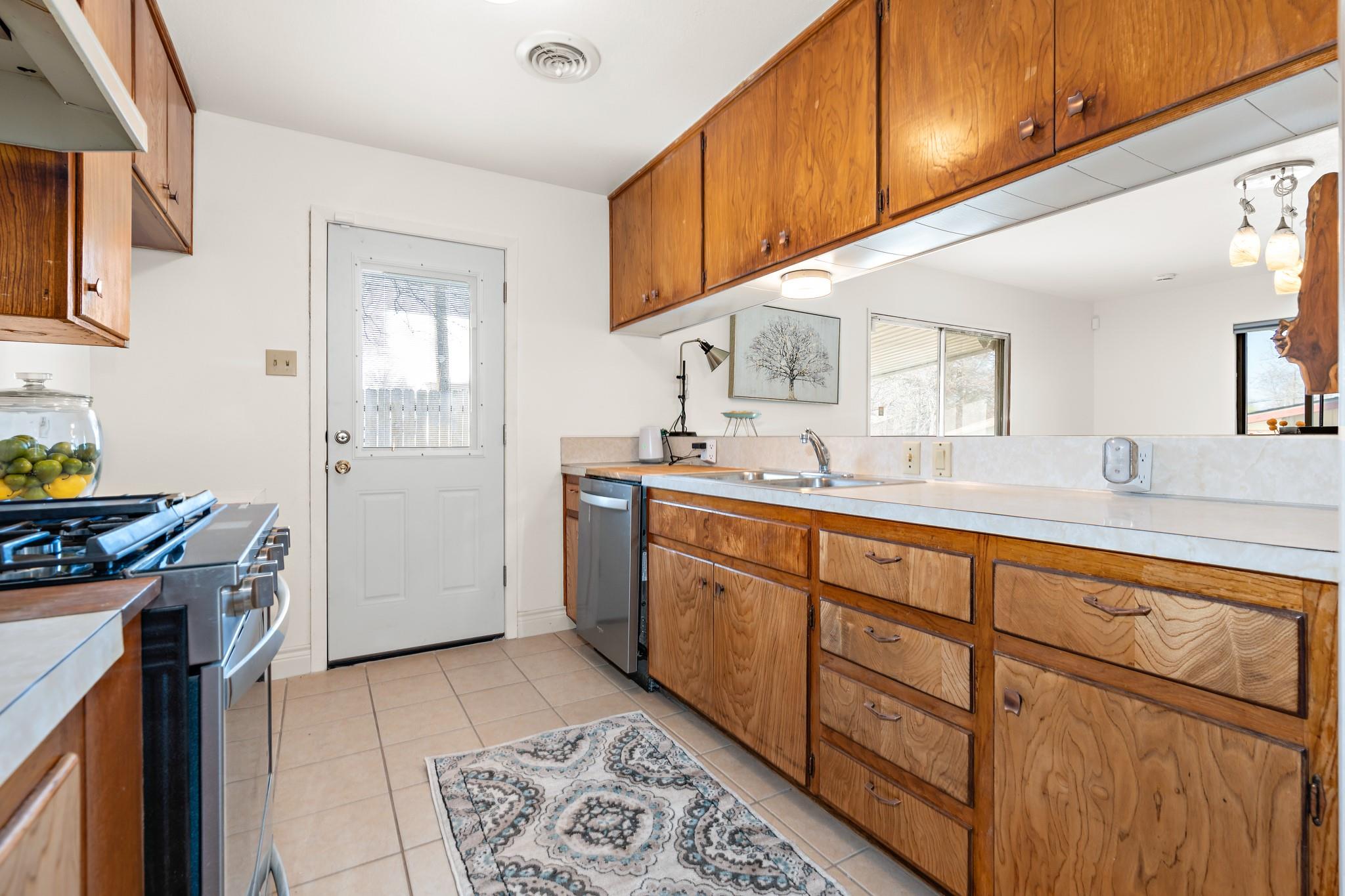 1506 Stephen St Property Photo 11