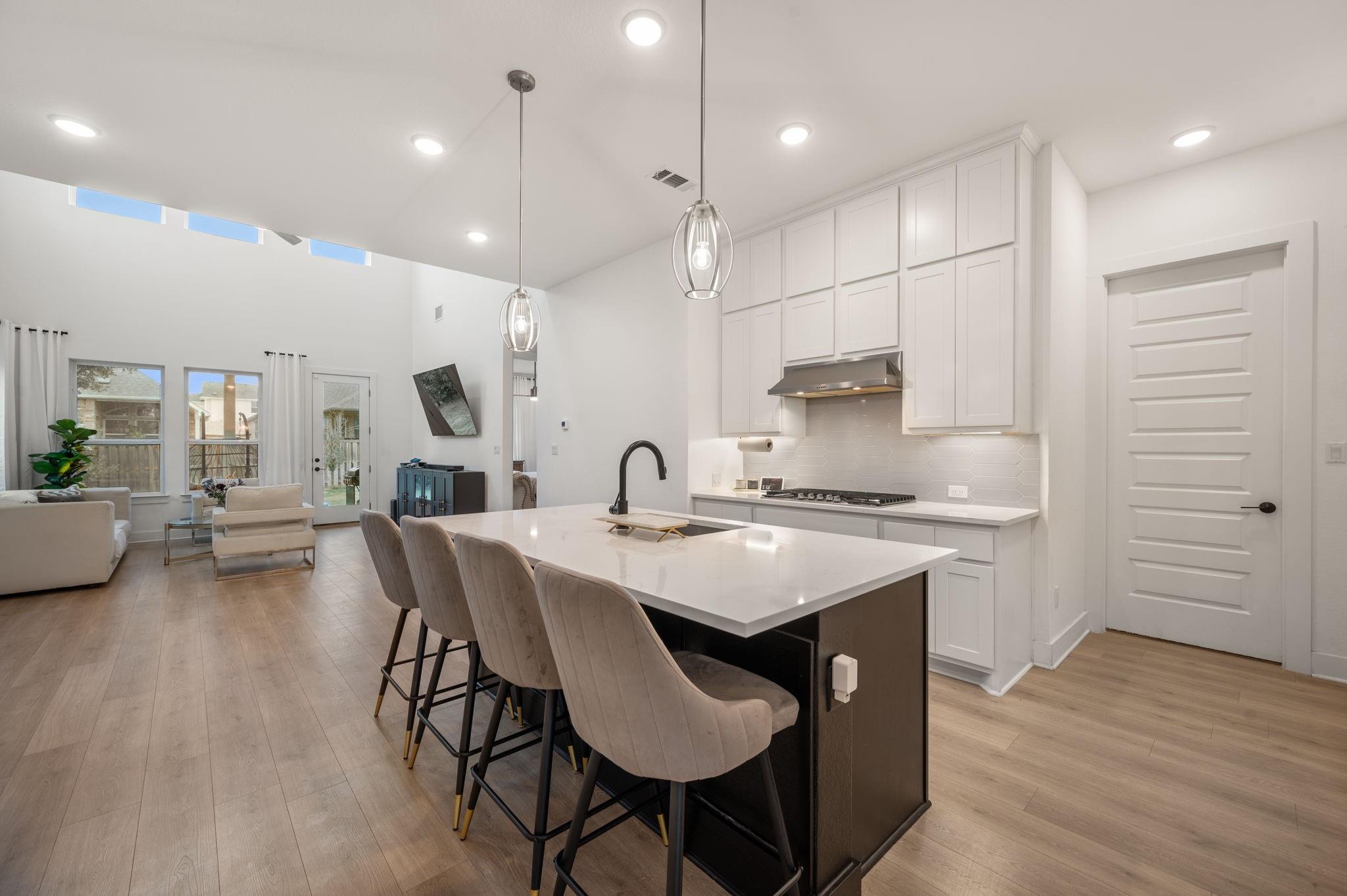 1329 Kneehigh Ln Property Photo 3