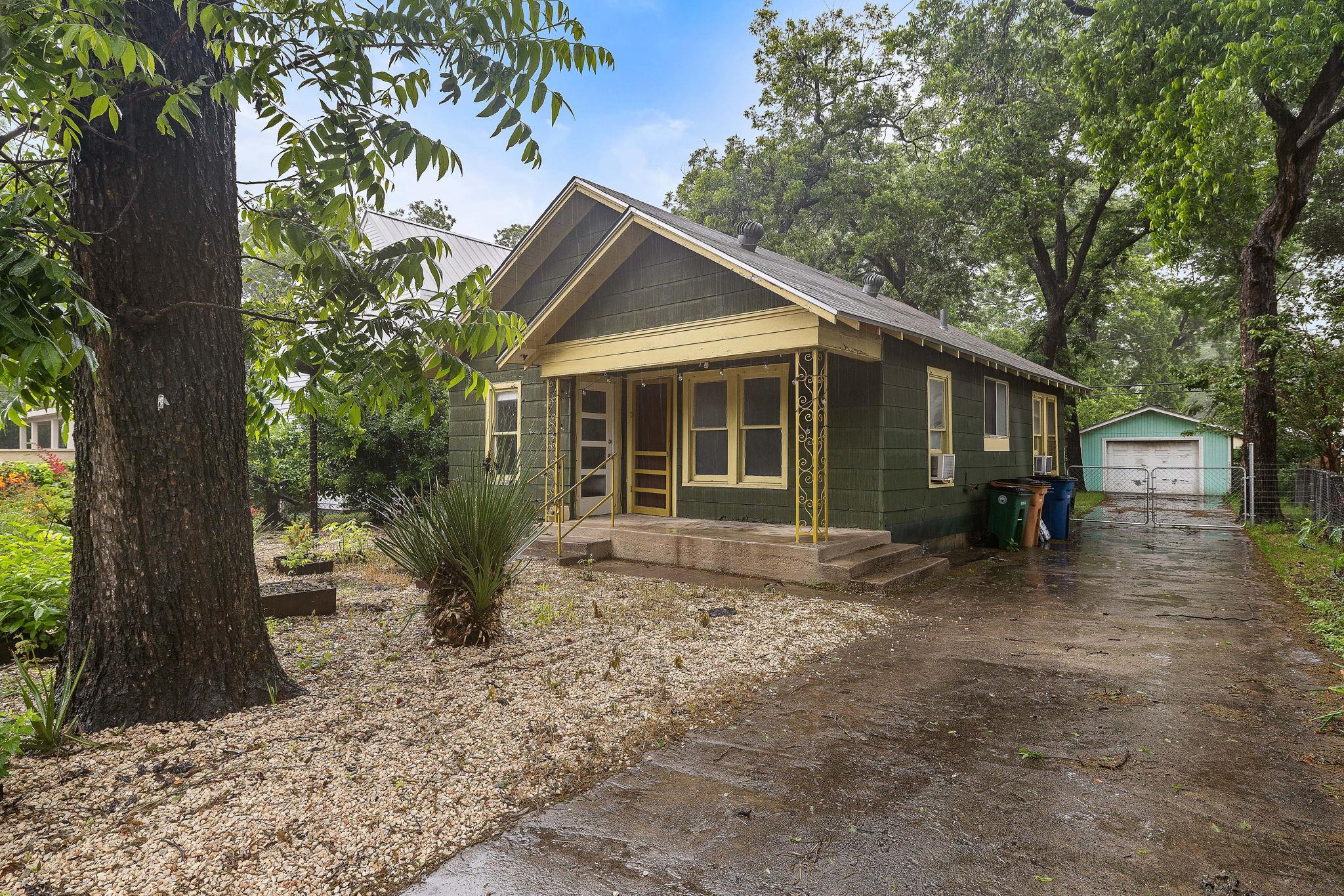 1710 Haskell St Property Photo 4