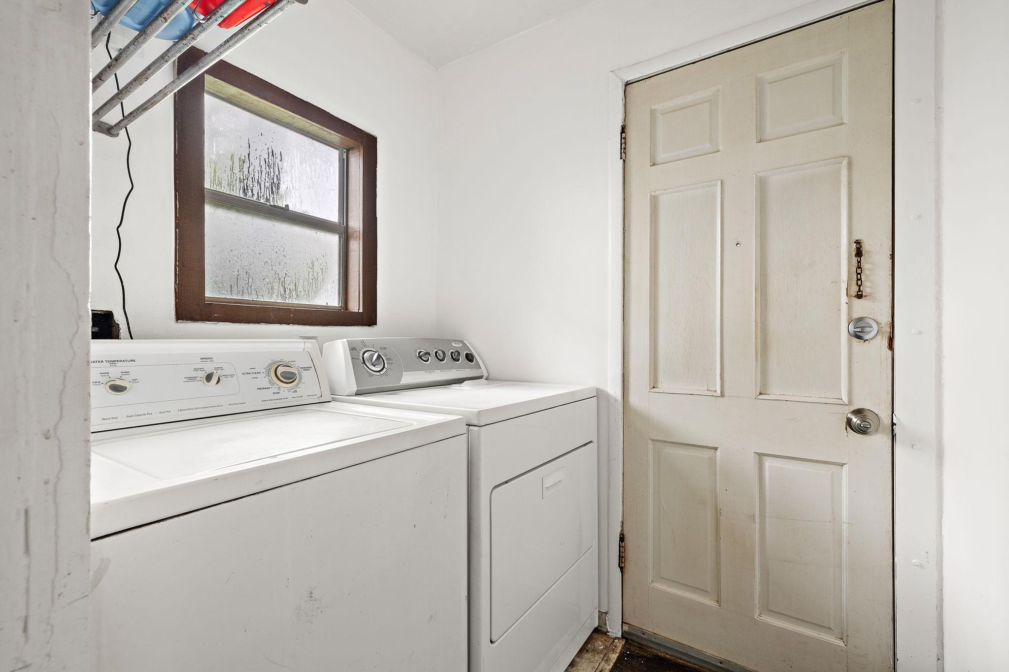 1710 Haskell St Property Photo 14