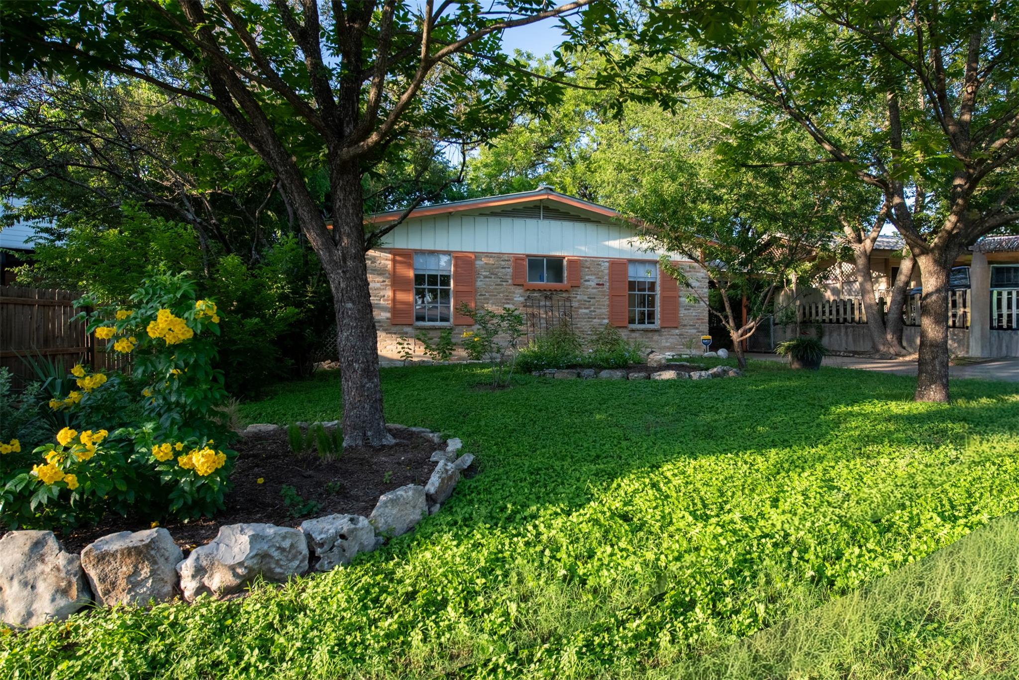 204 La Vista St Property Photo 4