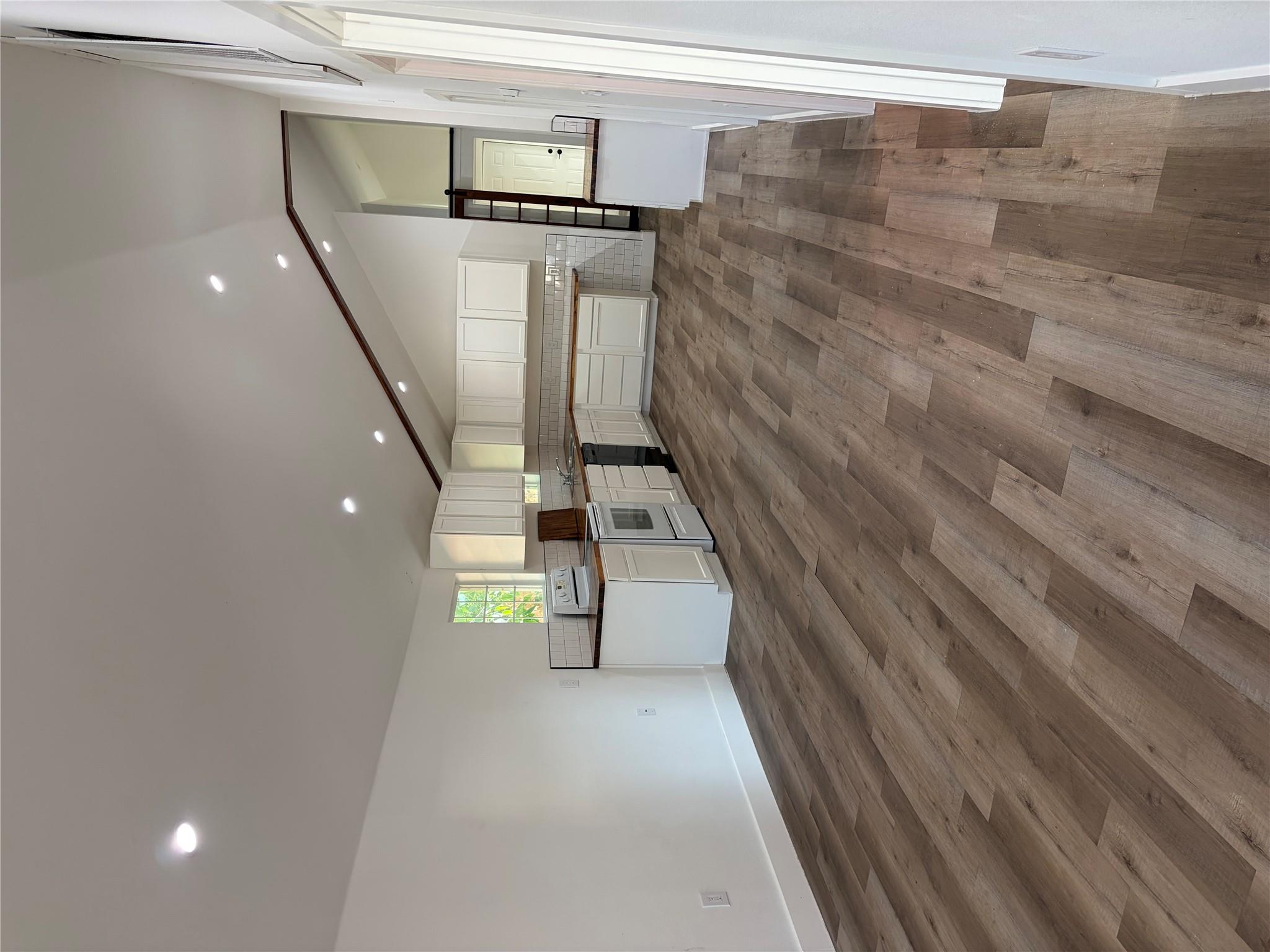 545 W Vaughan St Property Photo 3