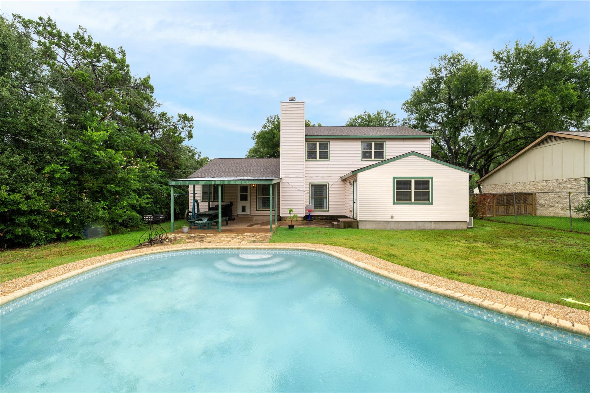 1702 Oakridge Dr Property Photo