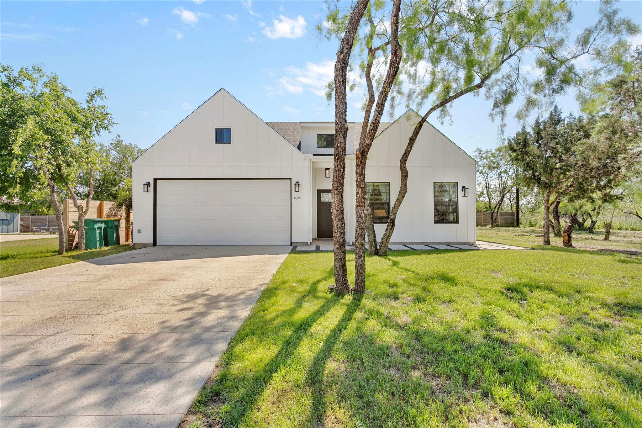 839 Cypress Ln Property Photo 3
