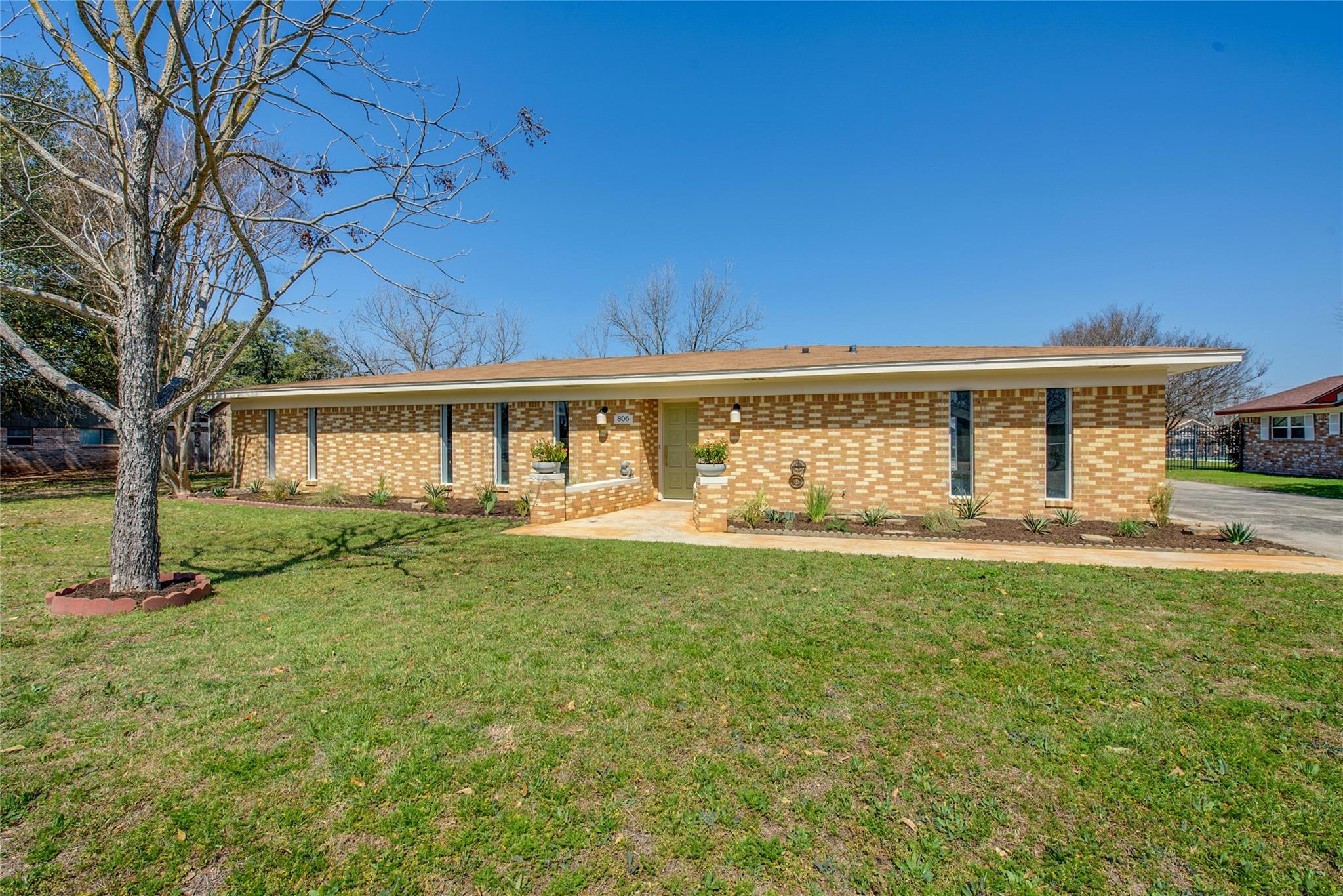 806 Estate Dr Property Photo
