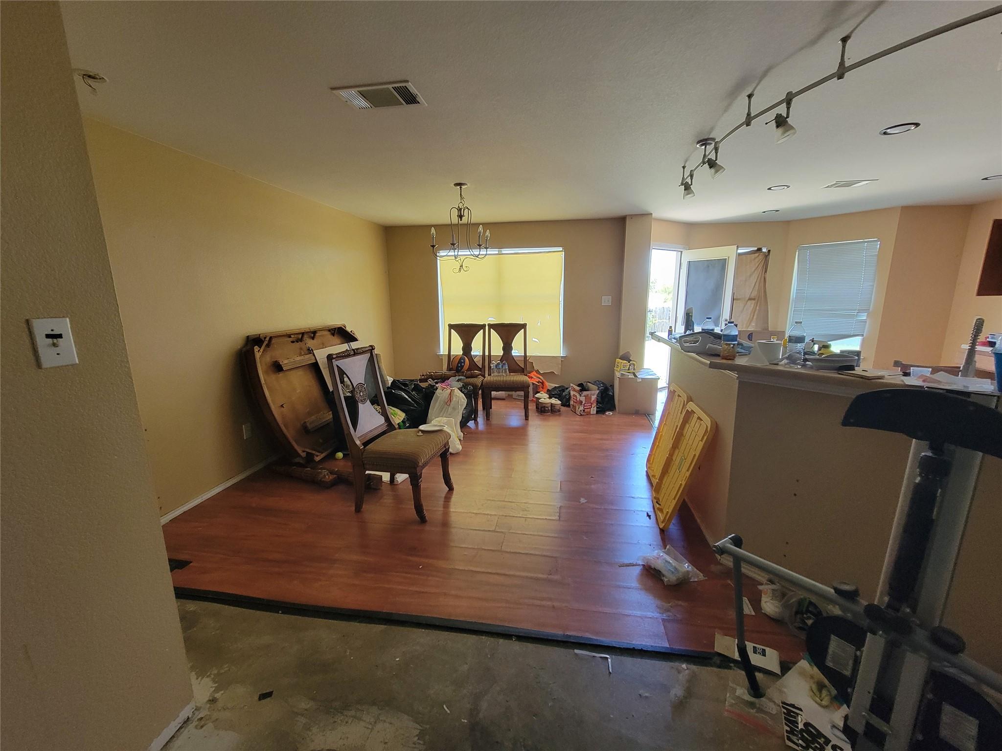 407 Saul St Property Photo 3
