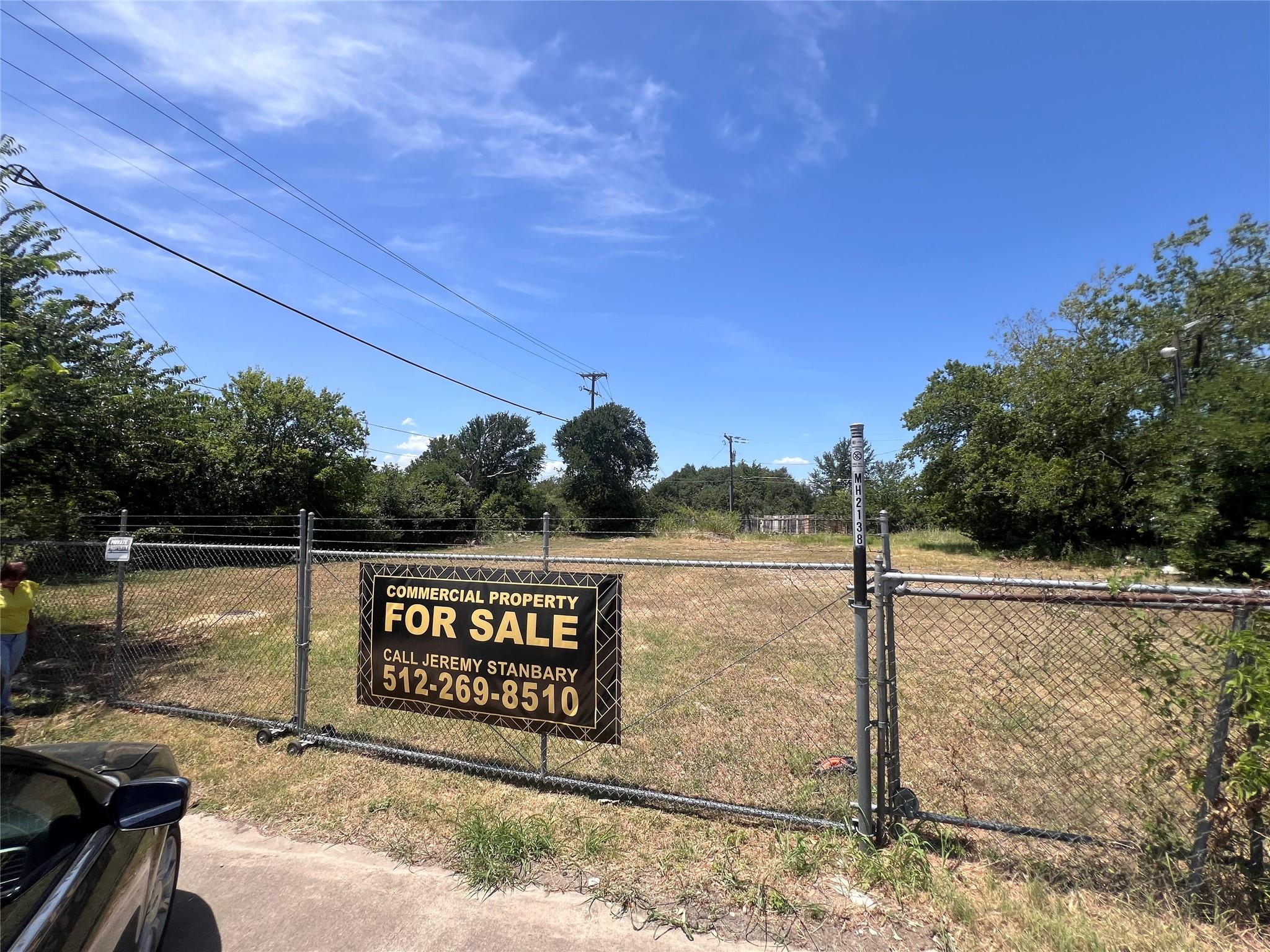 1700 N Interstate 35 Hwy Property Photo 1