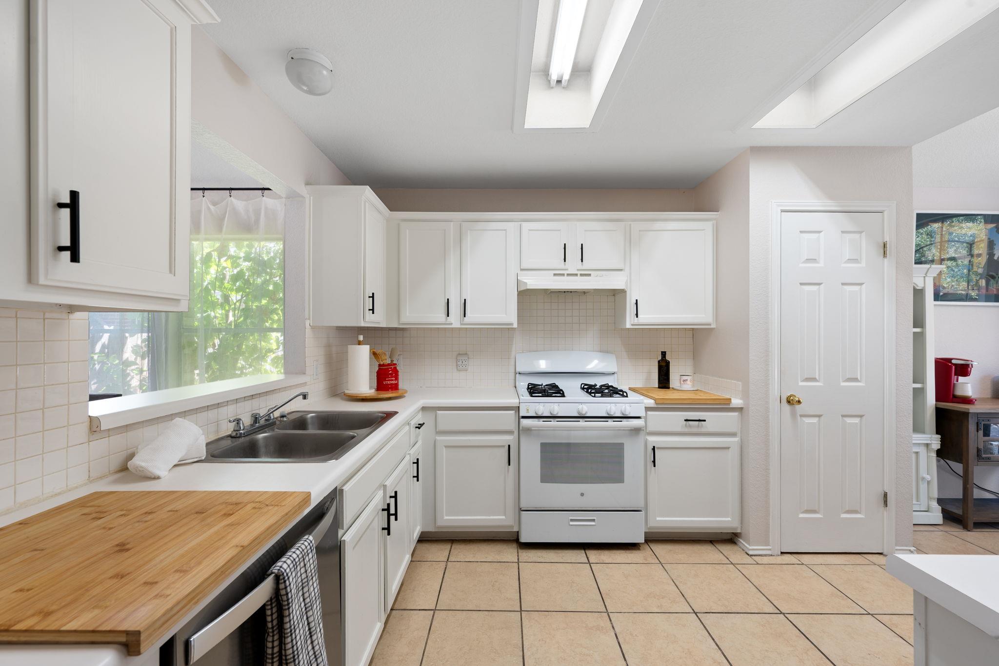 1606 Academy Pl Property Photo 6
