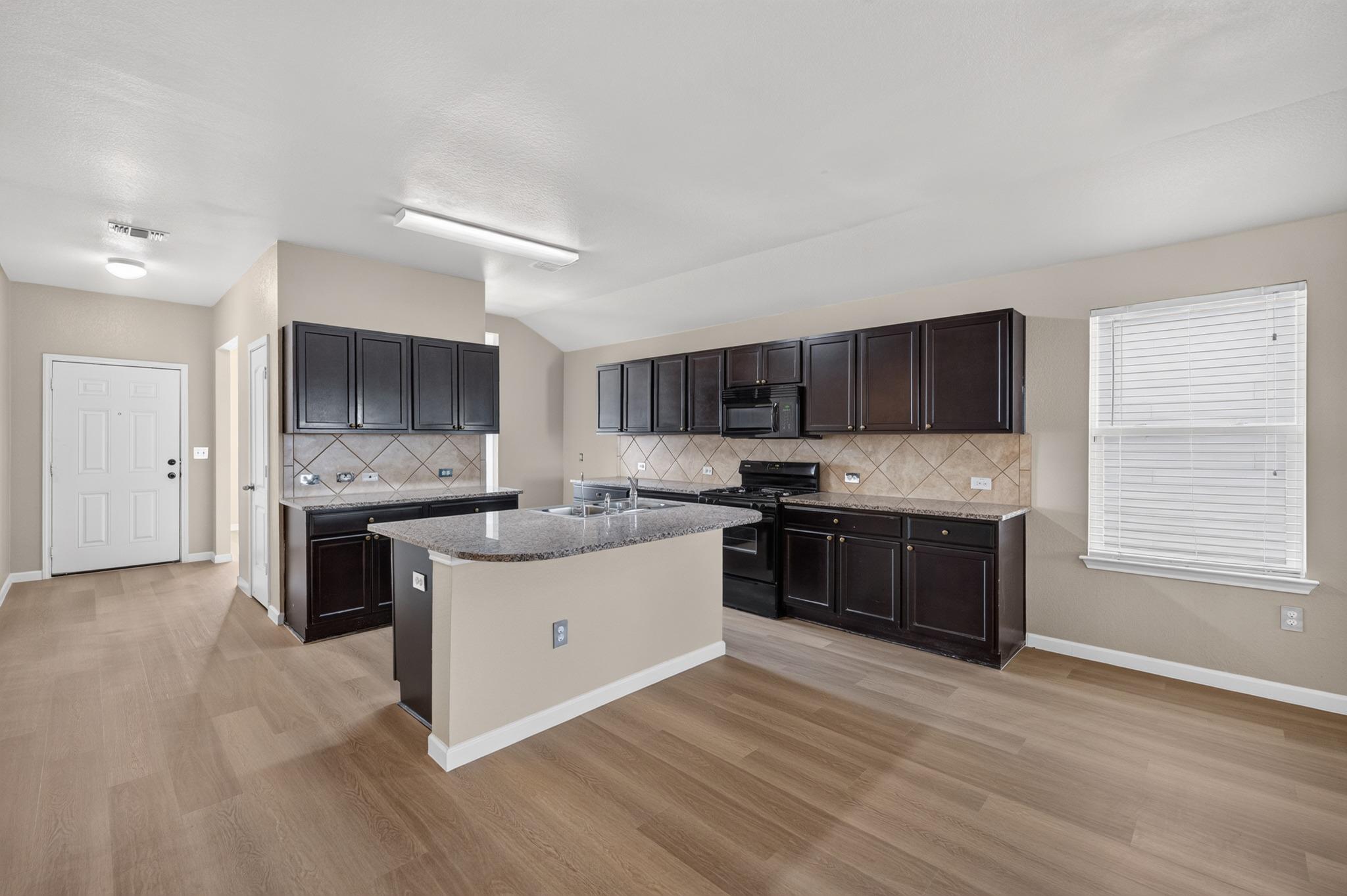 19021 Great Falls Dr Property Photo 4